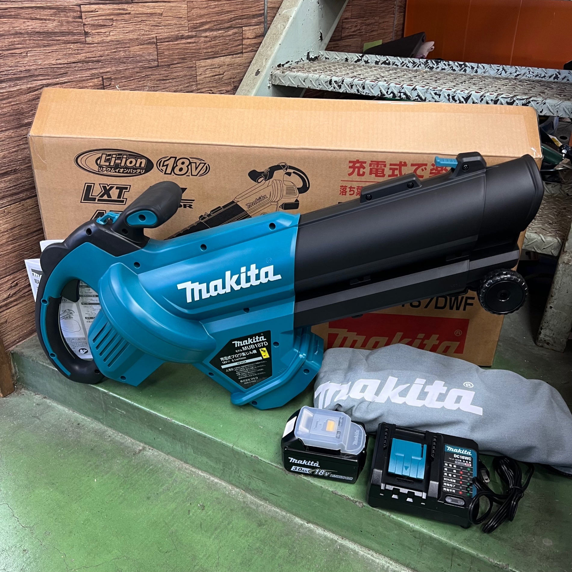 マキタ(Makita) 充電式ブロワ集じん機 MUB187D MAKITA マキタ マキタ(Makita) 充電式ブロワ集じん機 MUB187D MAKITA マキタ