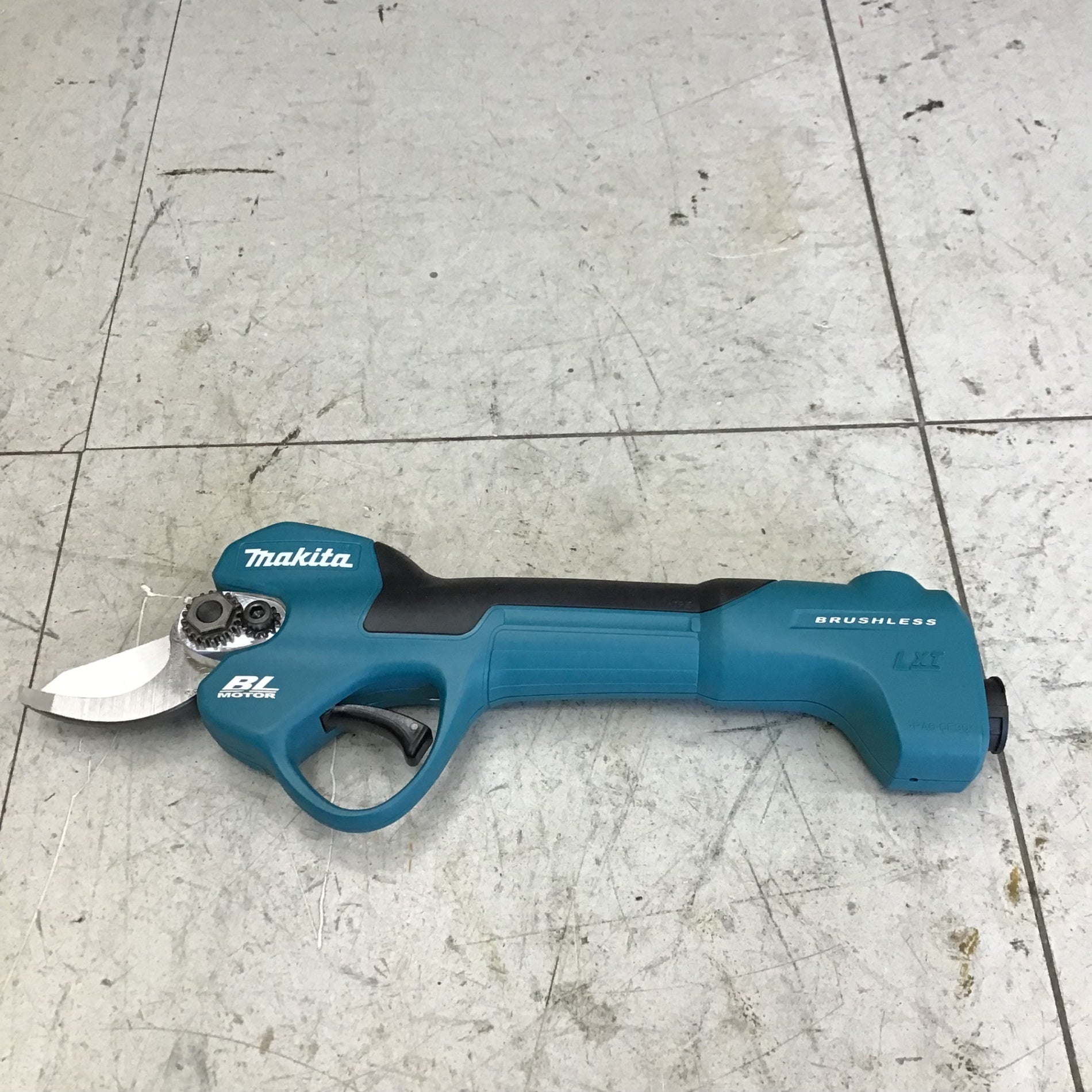 中古美品】マキタ/makita 18V充電式せん定ハサミ UP180DZK 中古美品】マキタ/makita 18V充電式せん定ハサミ UP180DZK