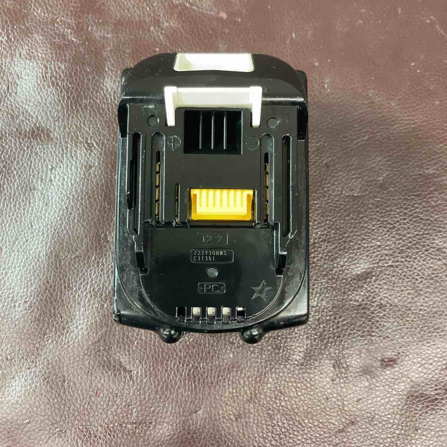 中古品】マキタ(makita) 充電式35mm面木釘打ち機 FN350DZ バッテリー