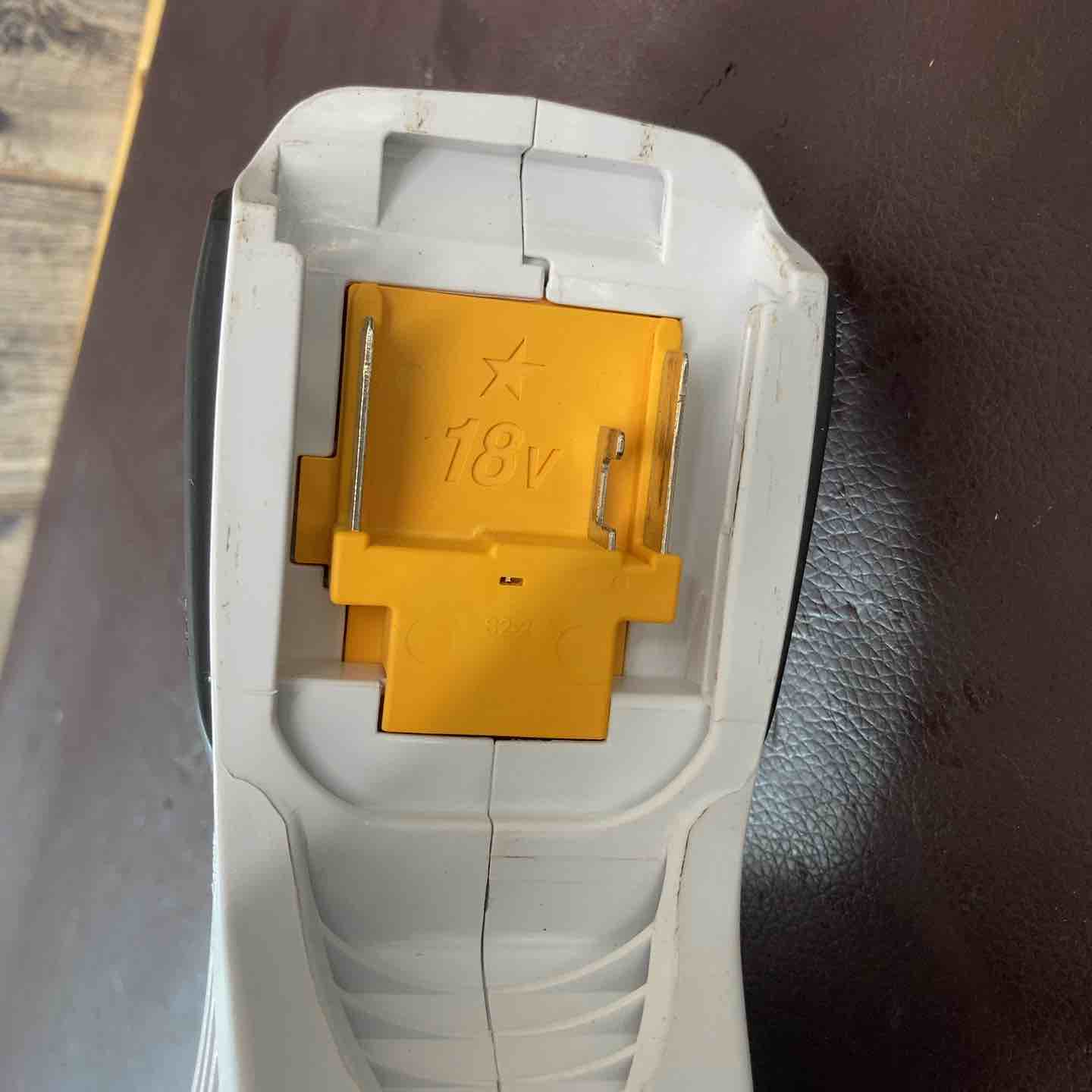 中古品】マキタ(makita) コードレスクリーナー CL180FDZW 18V 掃除機