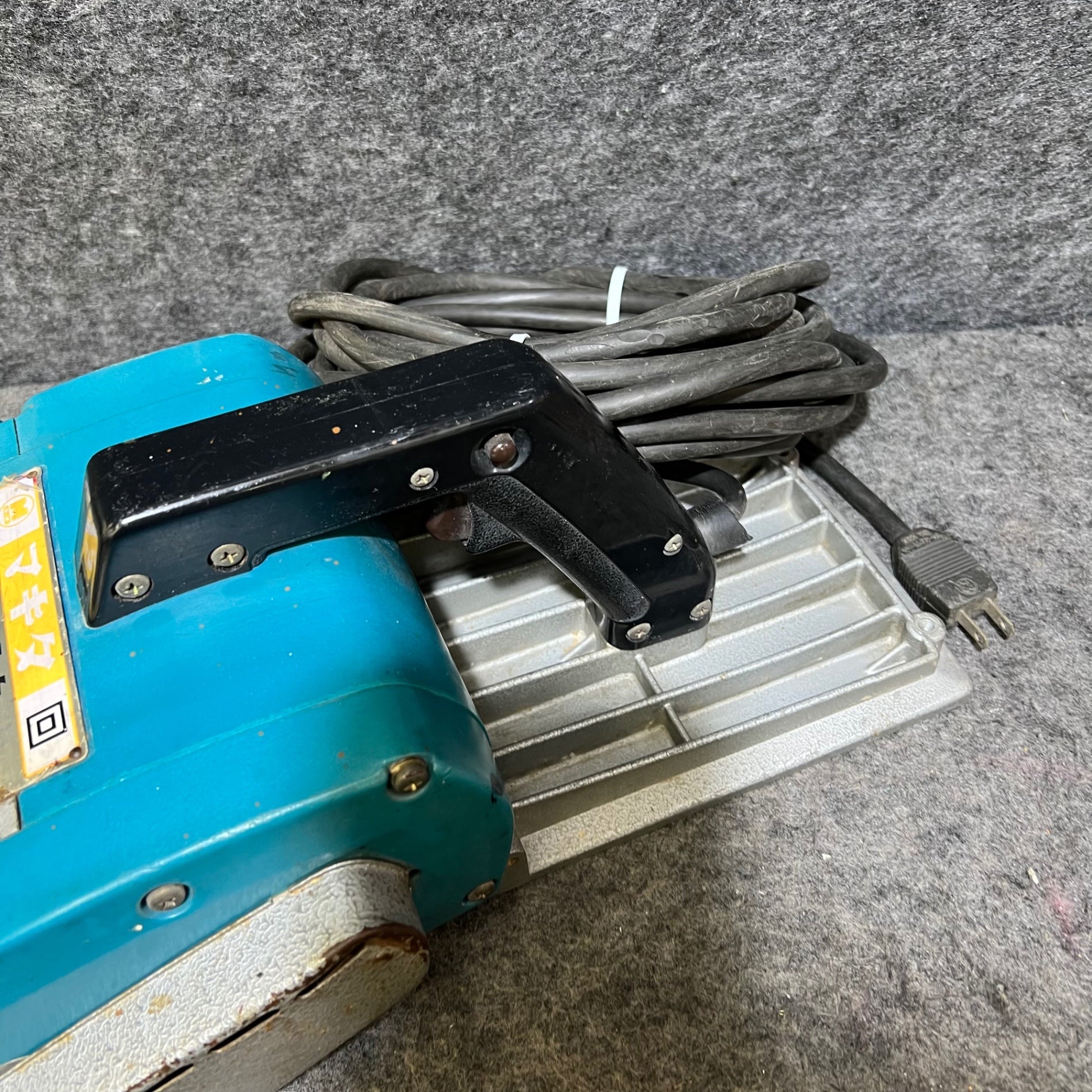 マキタ(makita) 1806B 電気カンナ コード式【市川行徳店】【店頭取引限定】【中古】管理番号：ITXW607WWWXC マキタ makita 電気カンナ 1806B－中古機械工具・電動工具の買取販売店
