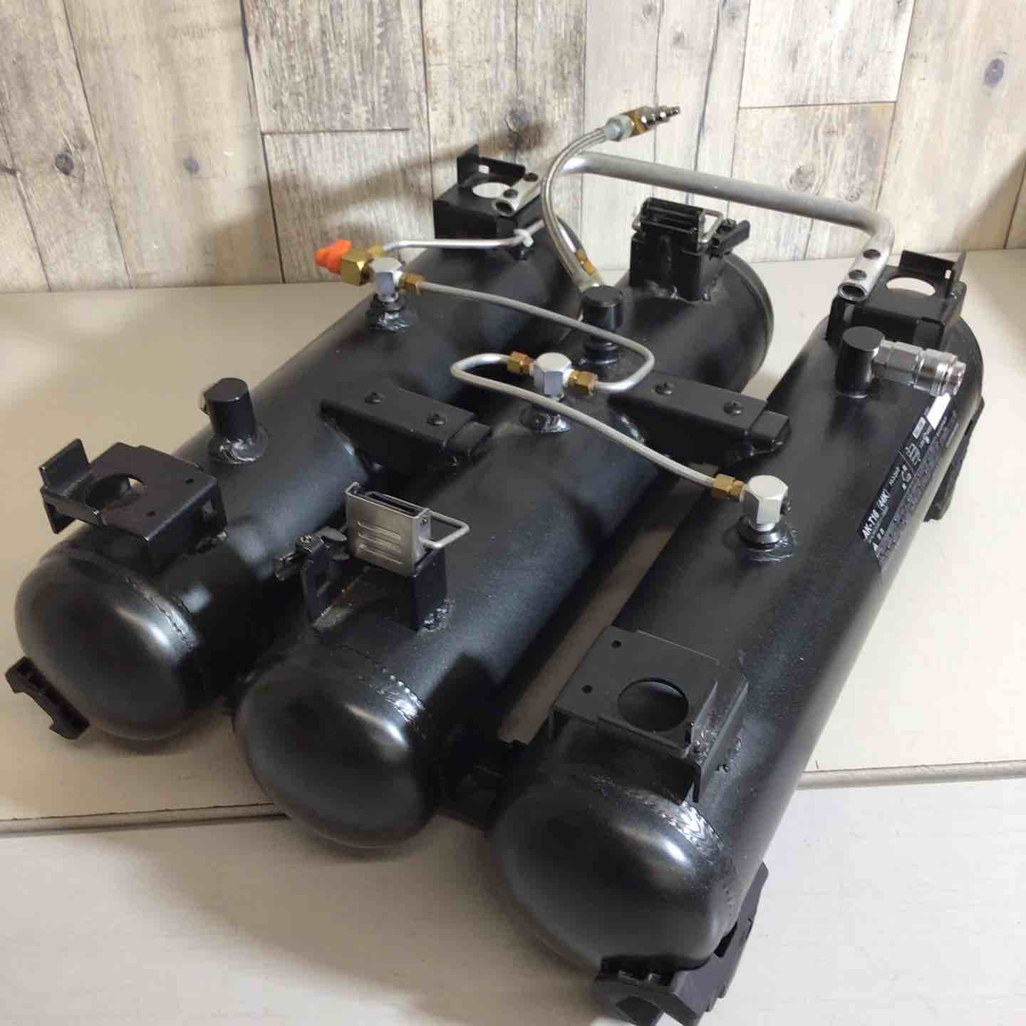 中古品】MAX AK-T16(44K) スーパーエアタンク 3連 サブタンク【戸田店