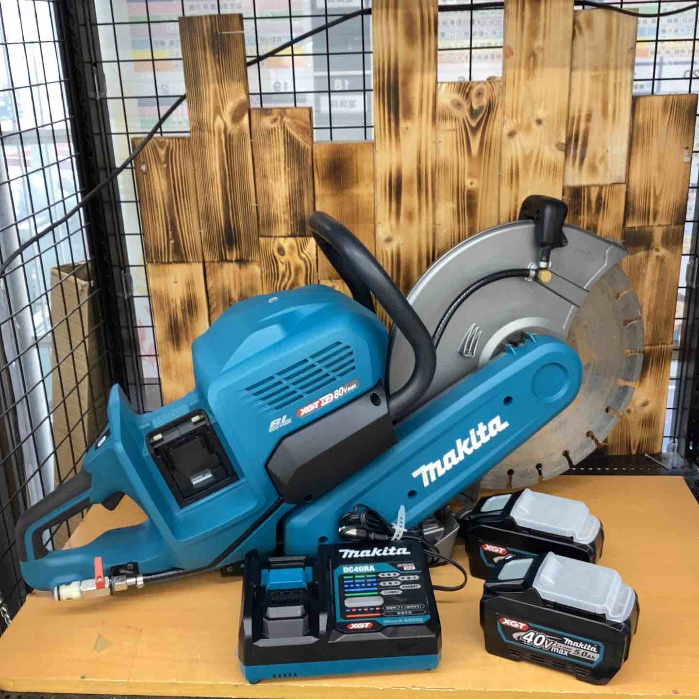 ★マキタ(makita) コードレスパワーカッター CE001GZ　40V5.0Ah BL4050F×2　DC40RA（バッテリー充電器セット）　【越谷店】 ☆マキタ(makita) コードレスパワーカッター CE001GZ 40V5.0Ah BL4050F