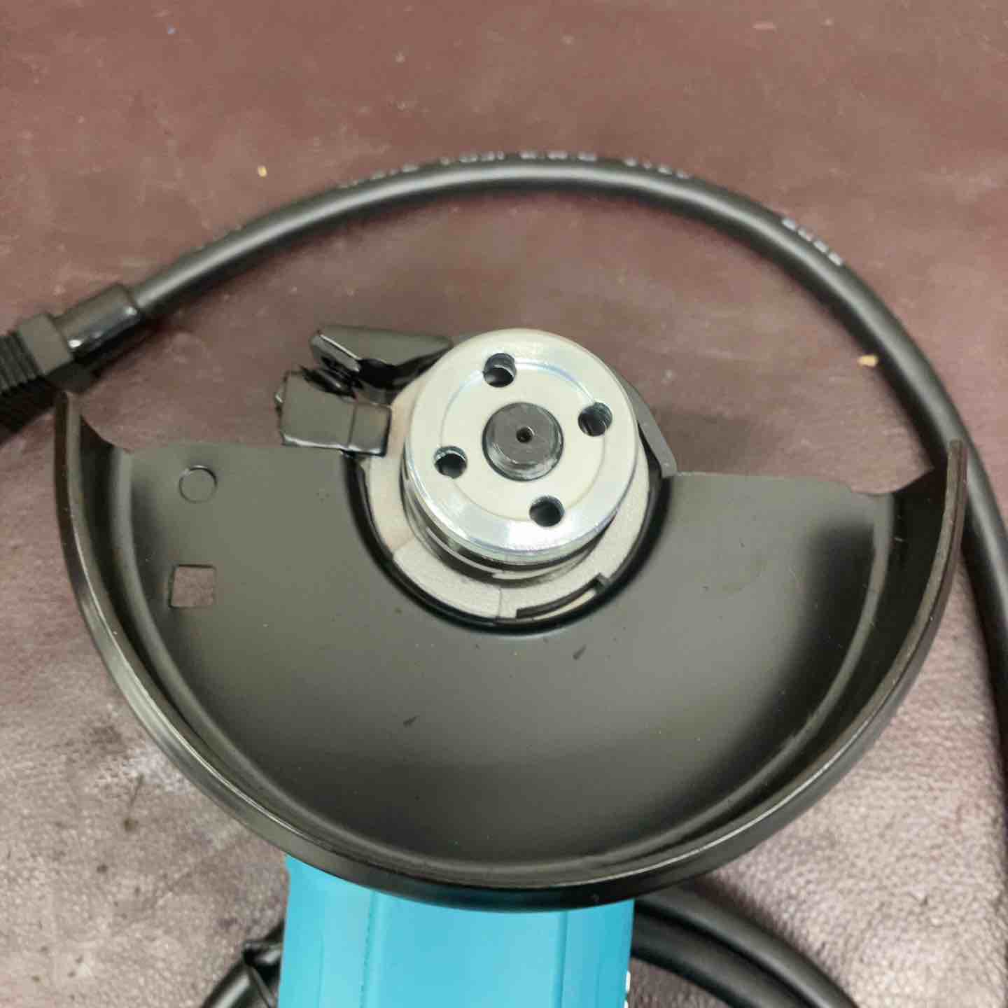 未使用(店頭展示品)】 マキタ(makita) 100mmディスクグラインダ GA4060