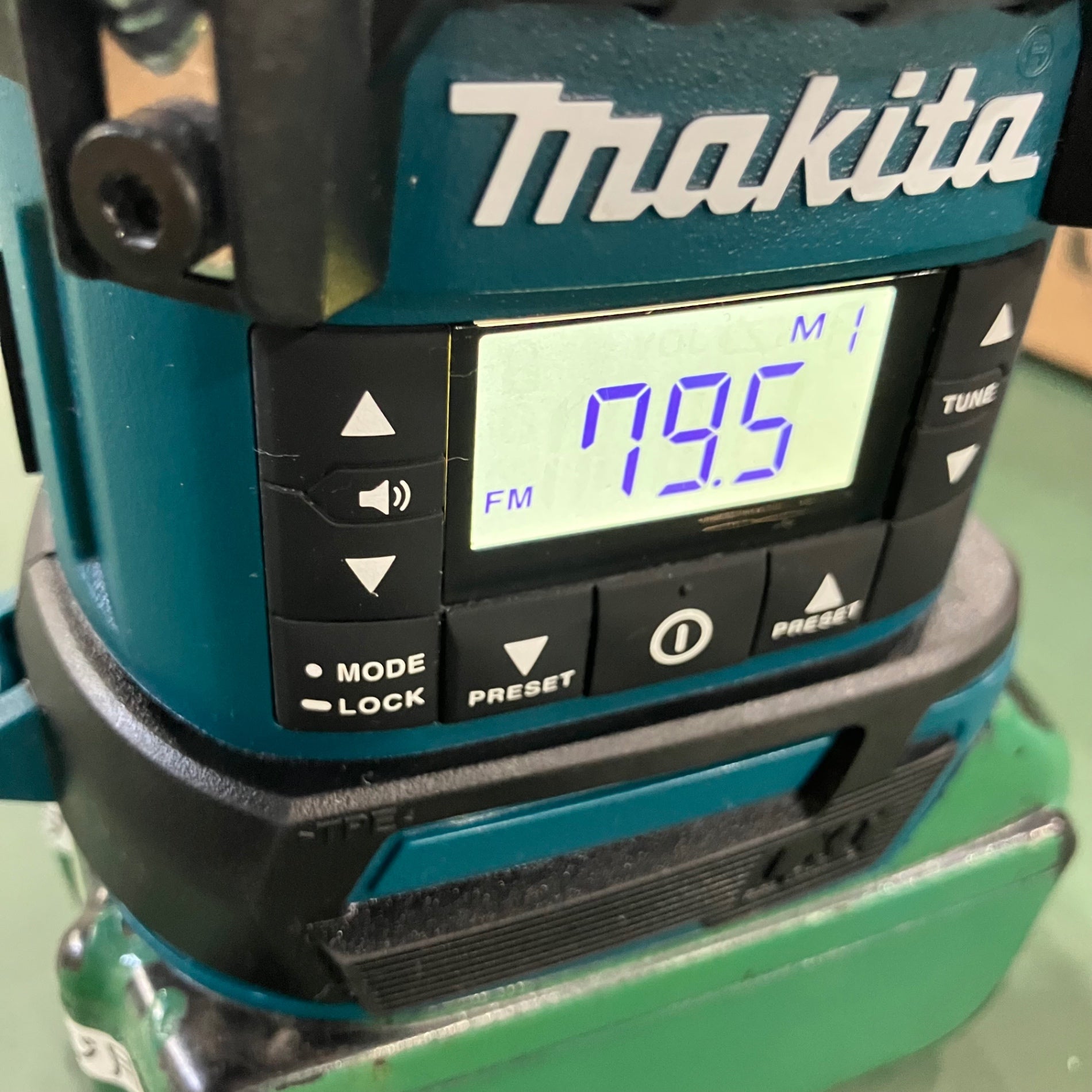 ☆マキタ(makita) コードレスランタン付きラジオ MR054【川口店