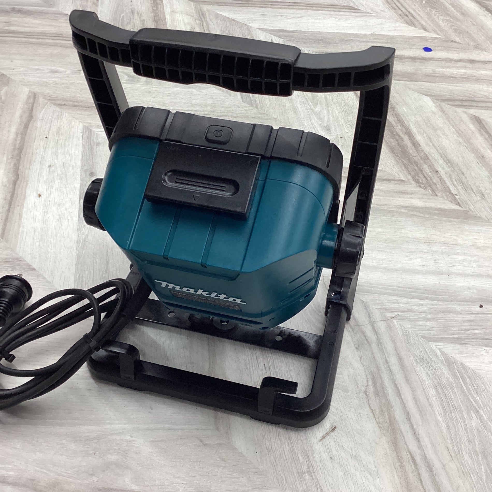 ★マキタ(makita) コードレスLEDスタンドライト ML805【越谷店】 ☆マキタ(makita) コードレスLEDスタンドライト ML805【越谷店