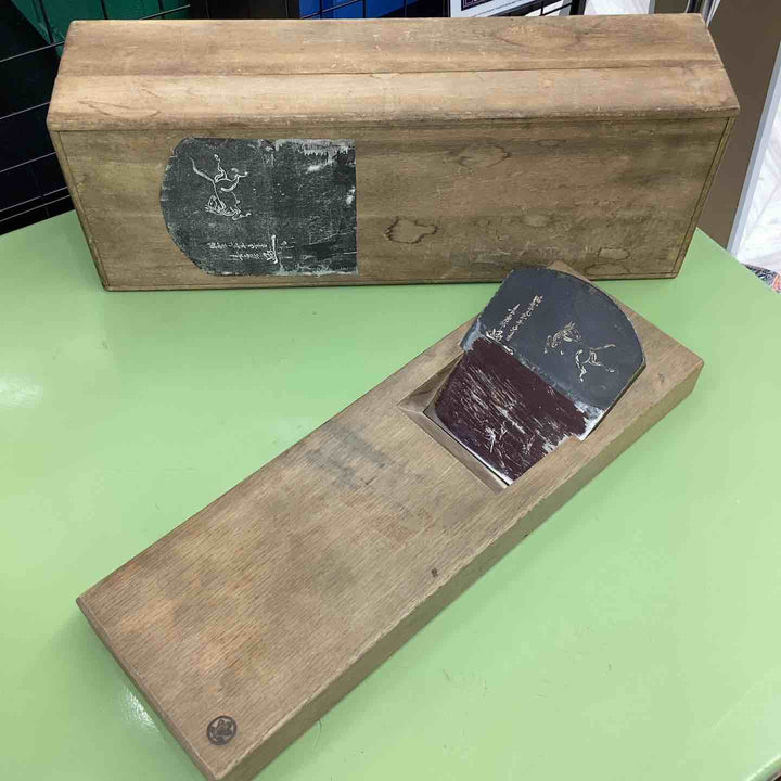 ★稀有品★喜勇作 鉋 鑿 大工道具 木工 職人 プロ 刃幅約104mm  長台カンナ 一枚刃 【越谷店】