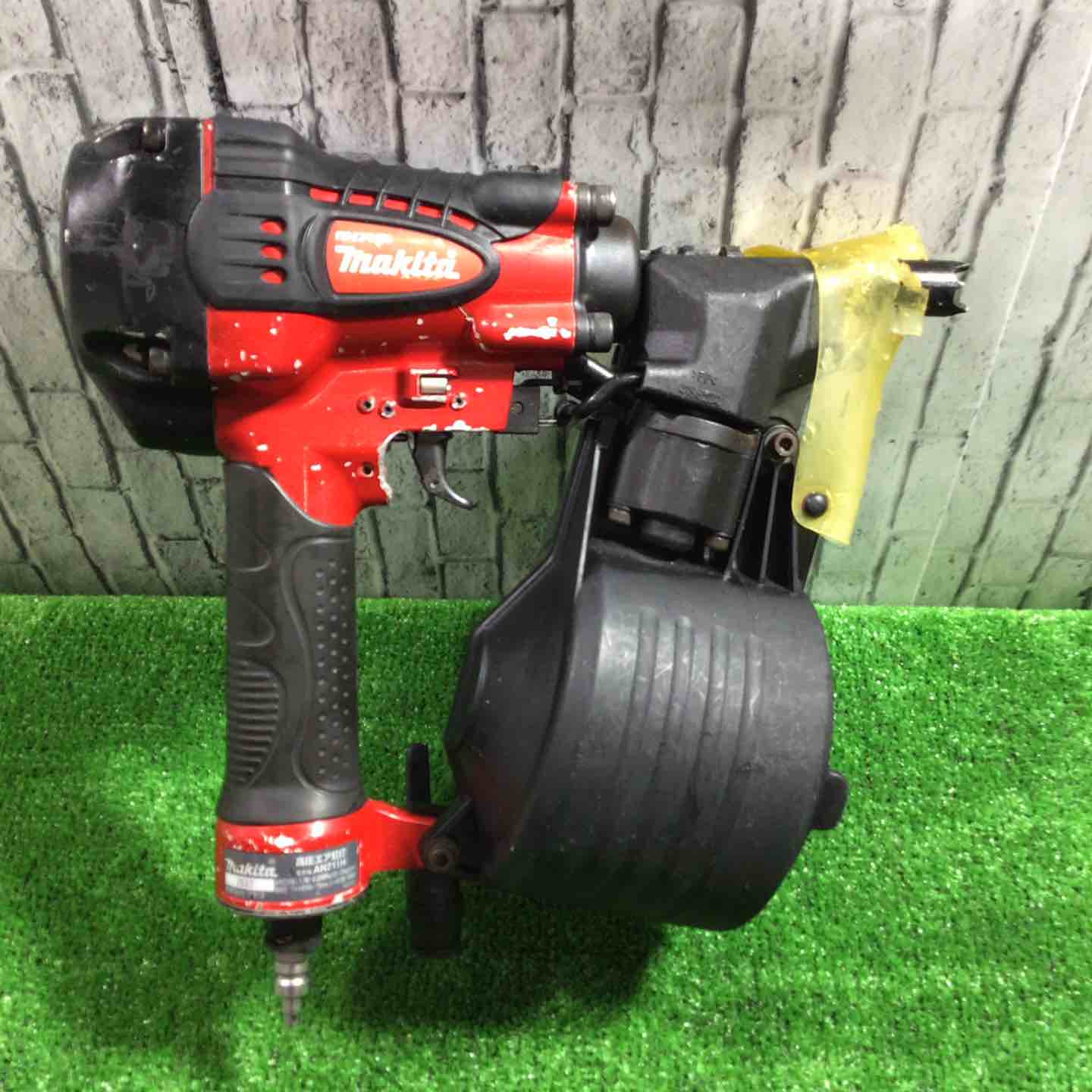 マキタの高圧エア釘打機　AN711H Amazon | マキタ(Makita) 75mm 高圧エア釘打 ワイヤ75mm シート
