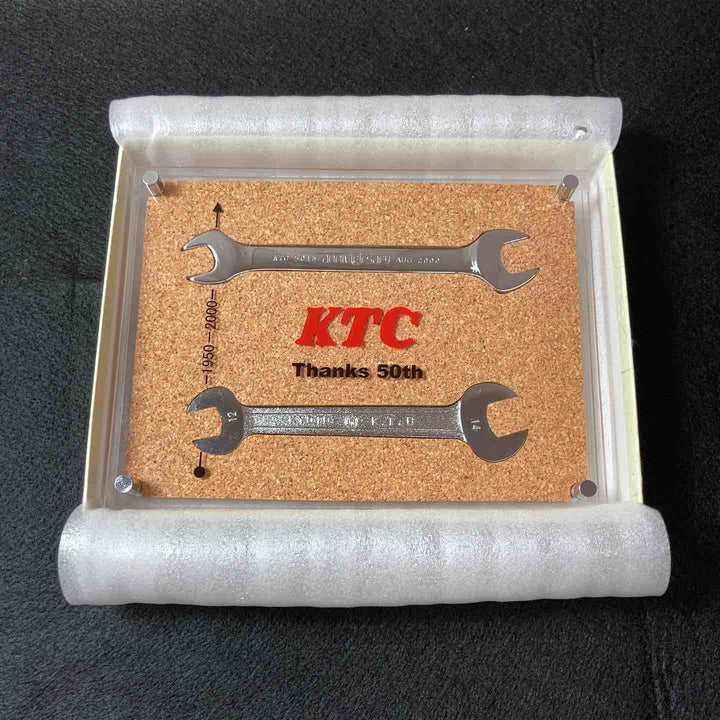 【中古美品】 KTC(京都機械工具) 50周年 スパナ２本入り記念盾 未使用長期保管品 【東大和店】