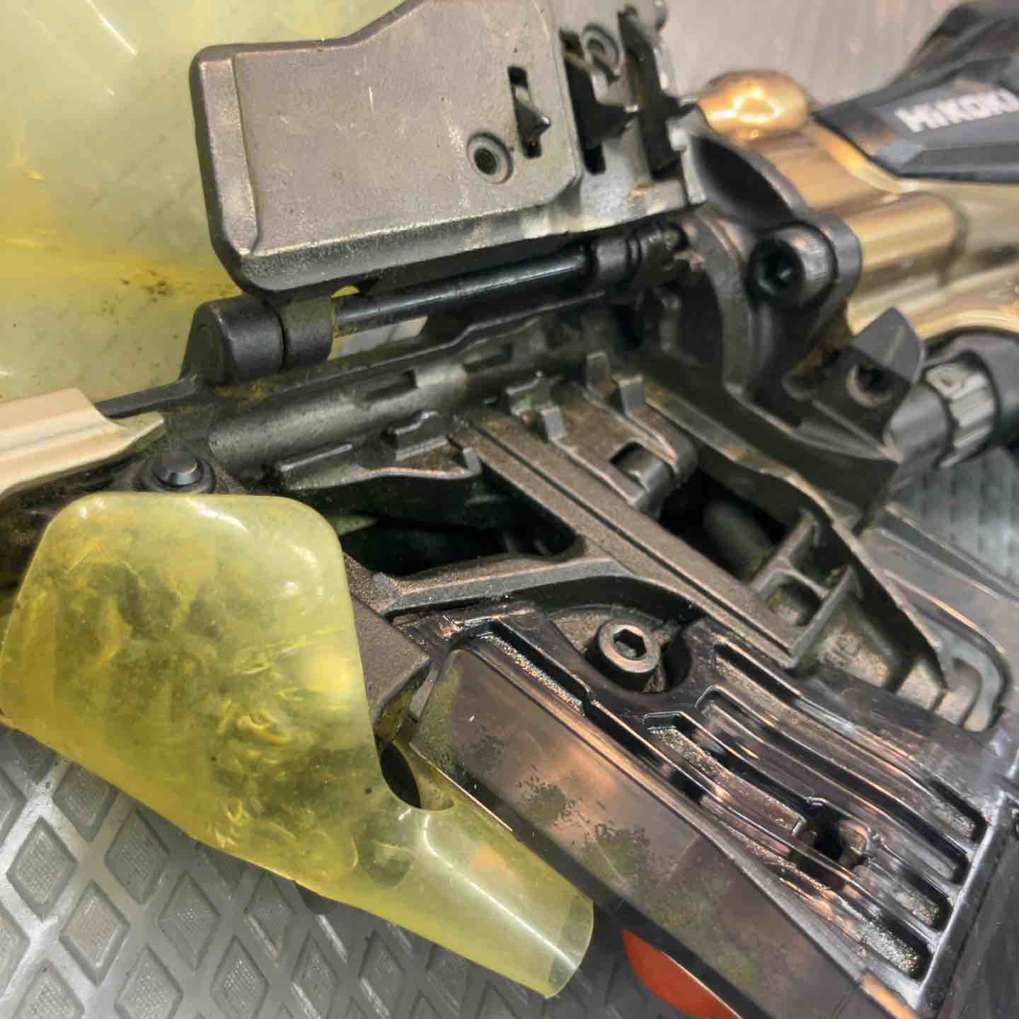 中古品】ハイコーキ(HIKOKI ※旧:日立工機) 高圧エア釘打ち機 NV75HR2(S
