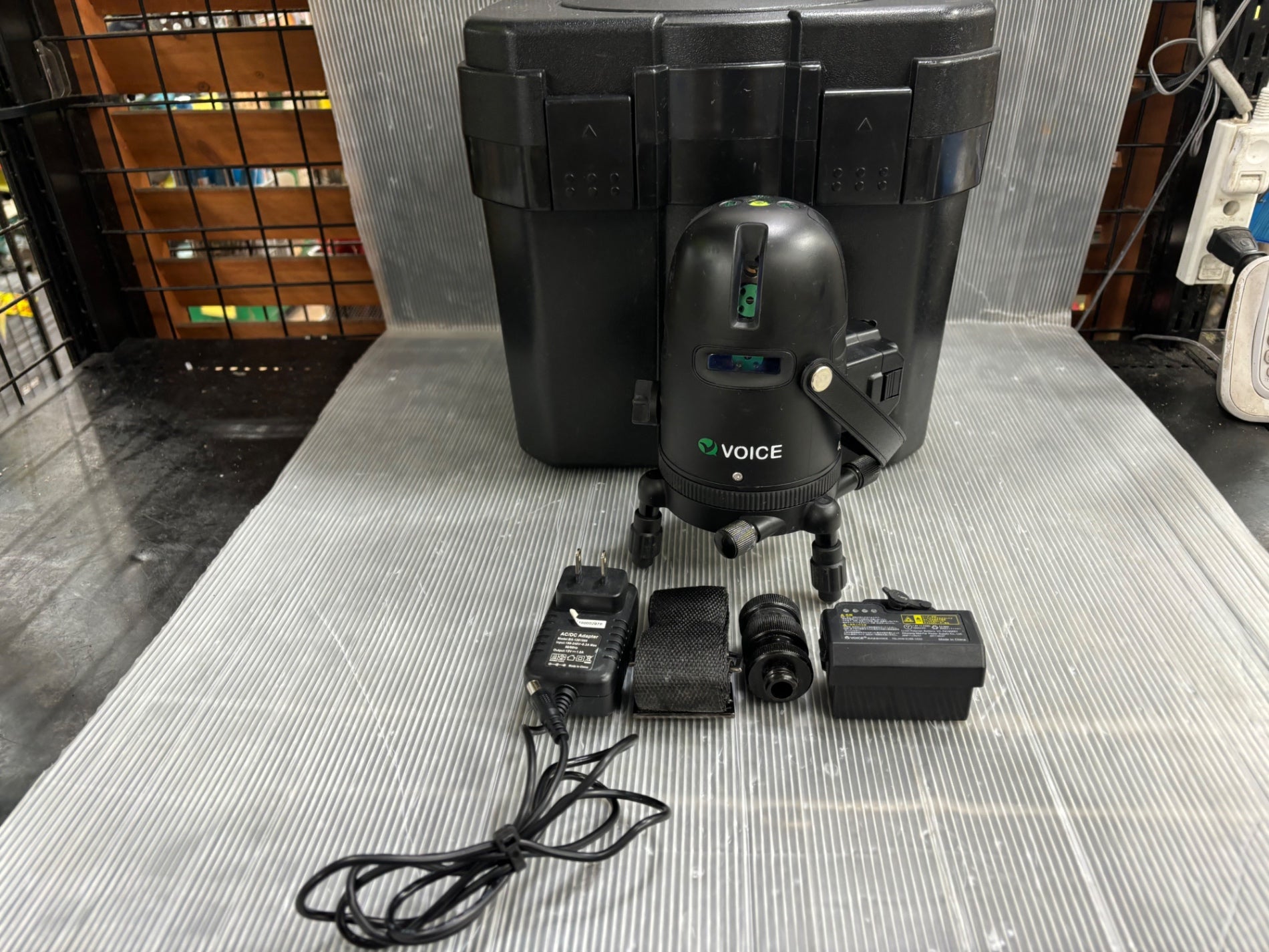 VOICE G3 レーザー墨出し器 3ラインレーザー ACアダプタあり【草加店