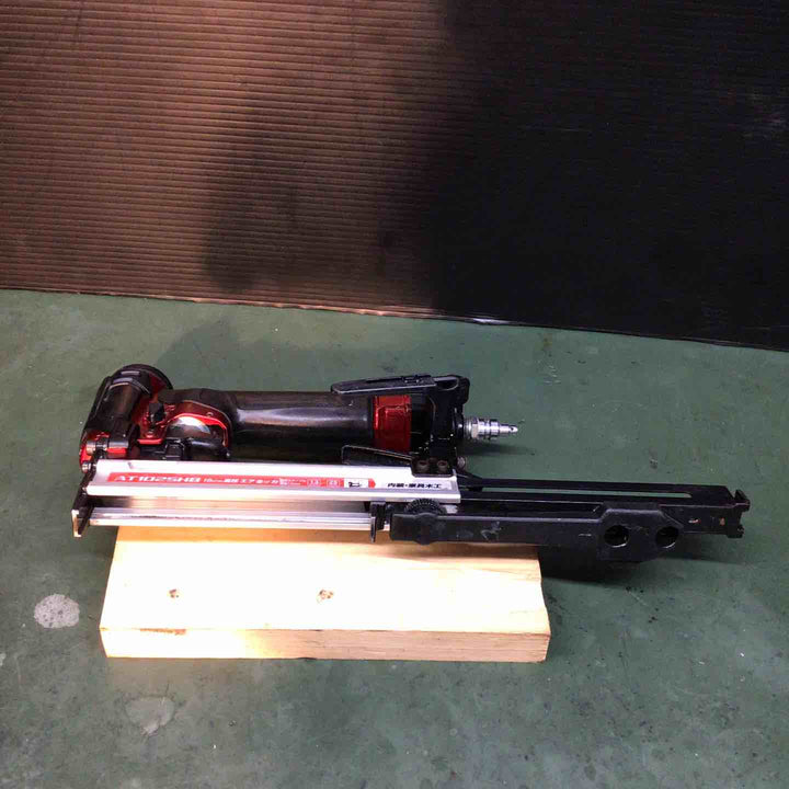 ◇マキタ(makita) 高圧エアタッカ エアダスタ付 10mm 赤 AT1025HB【戸田店】