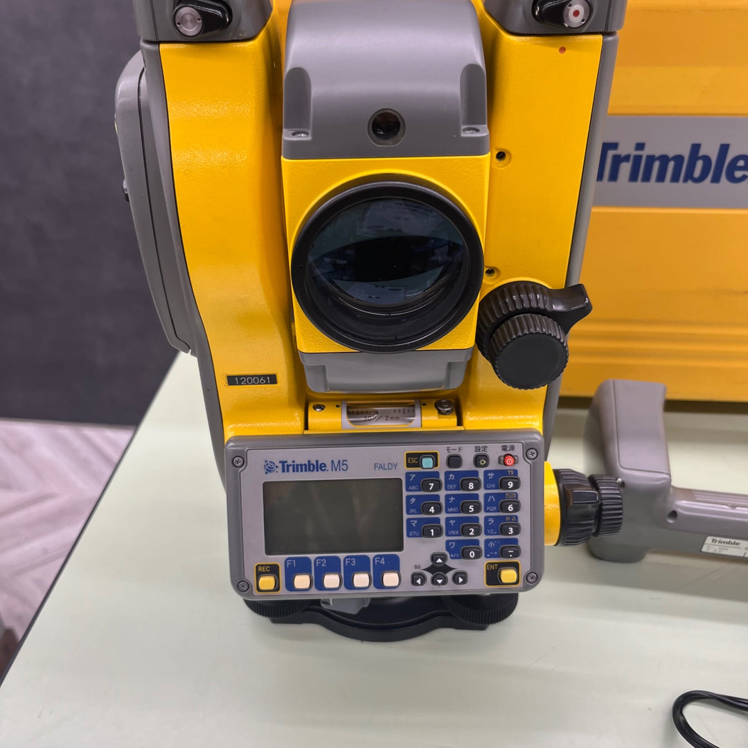 Trimble トリンブル トータルステーション M5 2NPL 測量機器　バッテリー 1個、充電コード付【越谷店】