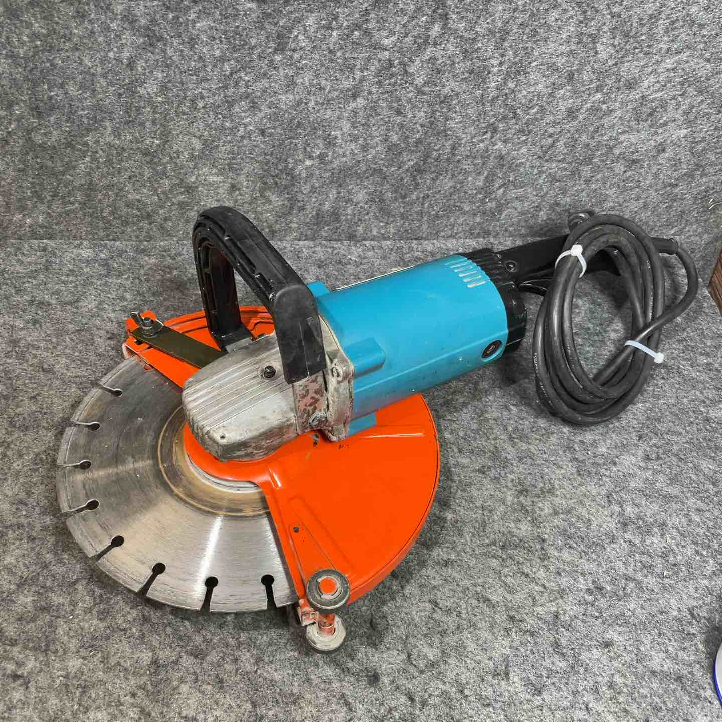 2274 makita マキタ 12型切断機 2412N 305ｍｍ　エビス makita マキタ 12型切断機 2412Nの中古 中古C傷汚れあり 《埼玉・入間