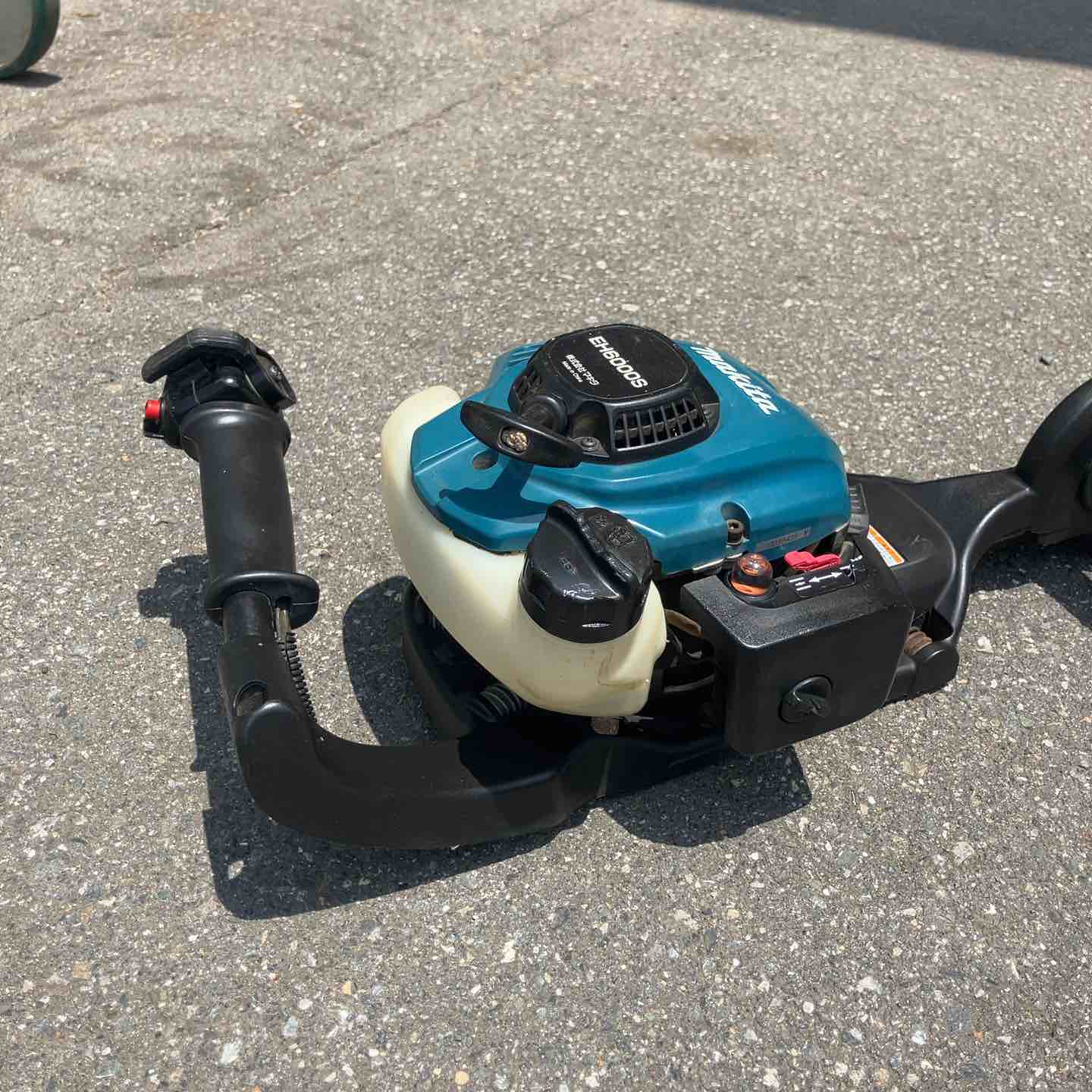 中古品】 マキタ/makita 片刃式エンジンヘッジトリマ 600ミリ・EH6000S