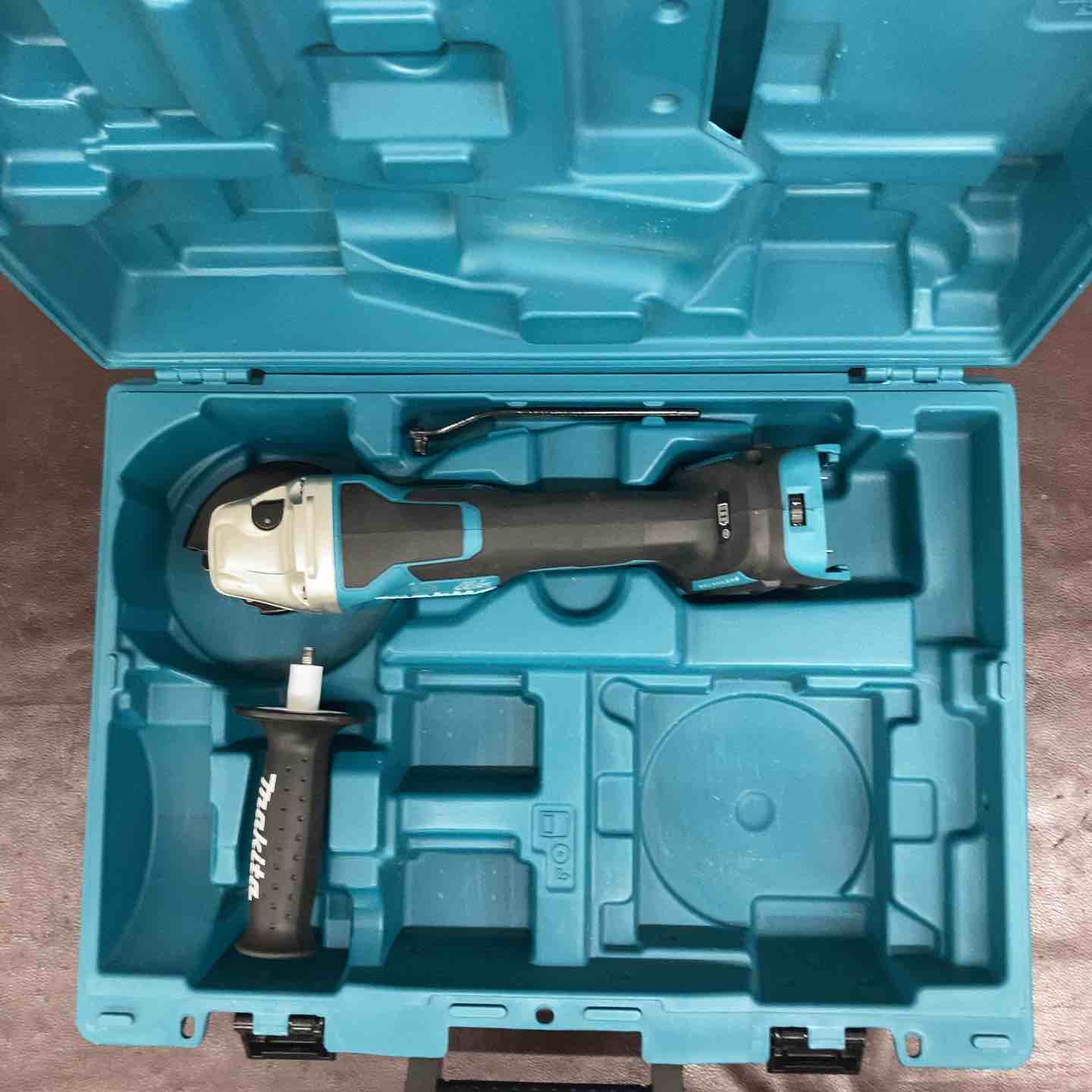 【中古品】マキタ(makita) 100mmコードレスディスクグラインダ GA418DRGX 18V フルセット+バッテリー1個【東大和店】 中古品】マキタ(makita) 100mmコードレスディスクグラインダ GA418DZ