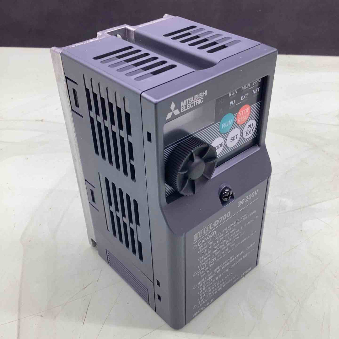 三菱電機 汎用インバータ FREQROL-D700 FR-D720-0.2K【越谷店】