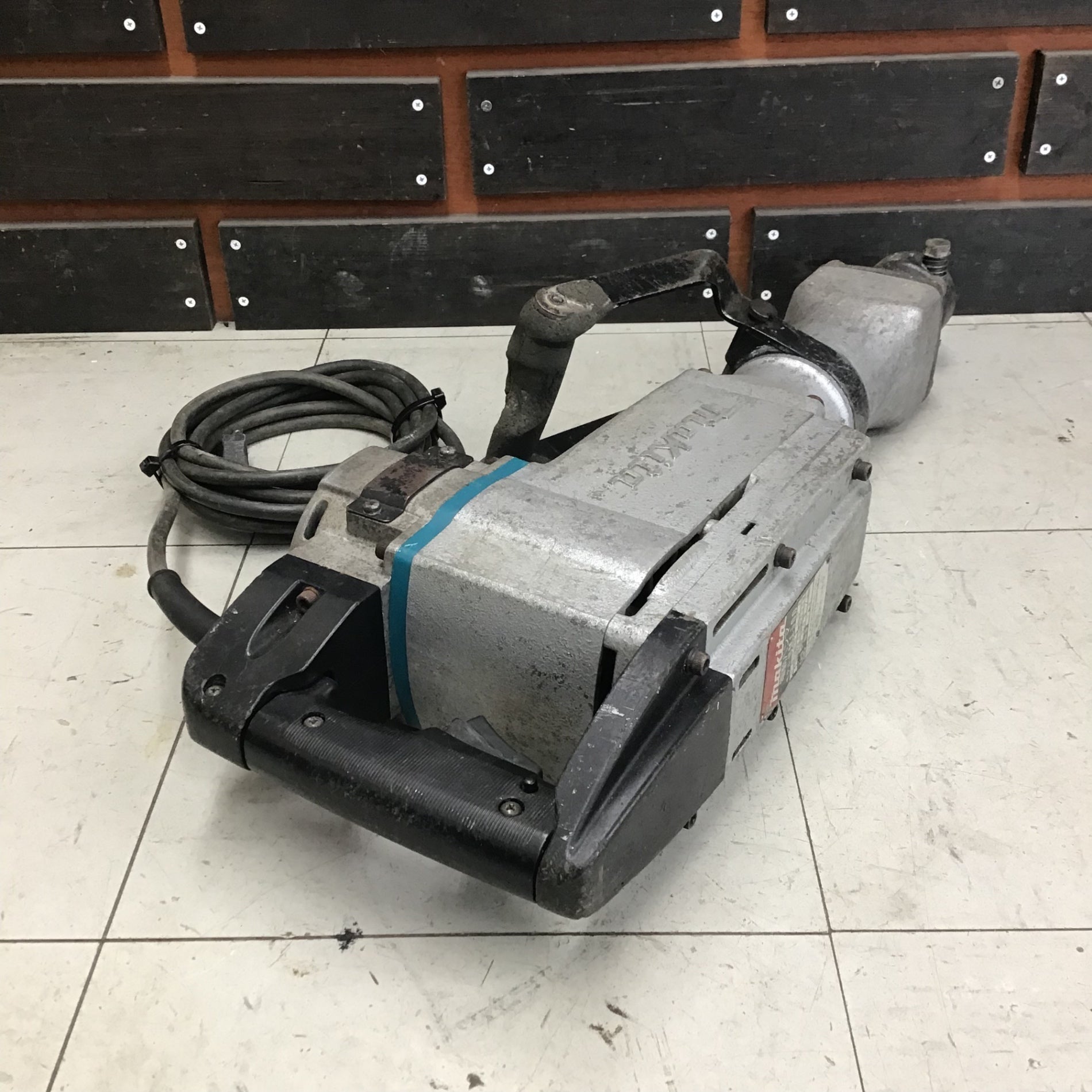 マキタ HM1500 電動ハンマ コード式【市川行徳店】【店頭取引限定】【中古】管理番号：IT50TY72MZTC 中古 マキタ makita 電動ハンマ HM1500 新でん : 新でん - 通販