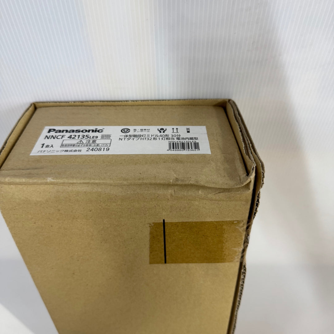 【未使用品】パナソニック(Panasonic) 一体型LED階段灯 NNCF42135LE9 電池内蔵 常時・非常用兼用 ミドルタイプ 幅1420mm×高160mm⑥【電材館越谷店】