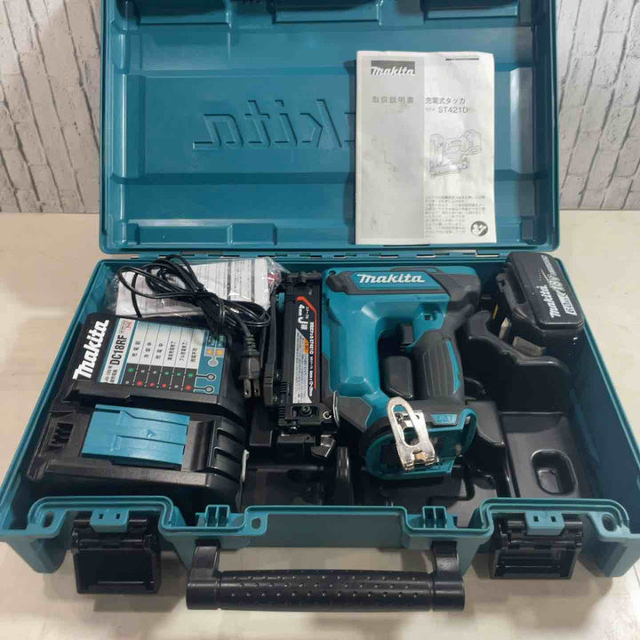 ★マキタ(makita) コードレスタッカ ST421DRG バッテリー1個、充電器付き【川口店】
