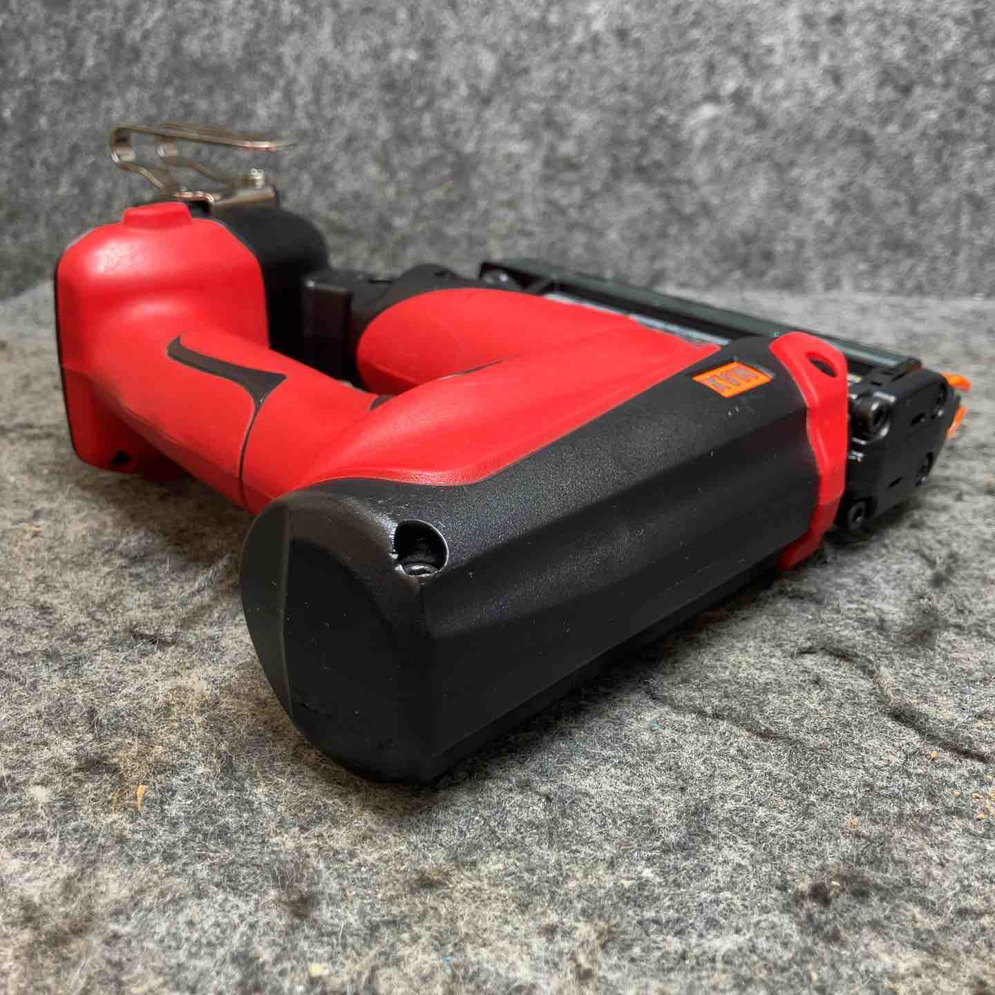 MAX TJ-35P1 充電式ピンネイラ バッテリー1個付き【野田愛宕店】【店頭取引限定】【中古】管理番号：IT09ZP81DHEA MAX マックス 充電式ピンネイラ TJ-35P1の中古 中古C傷汚れあり 《埼玉