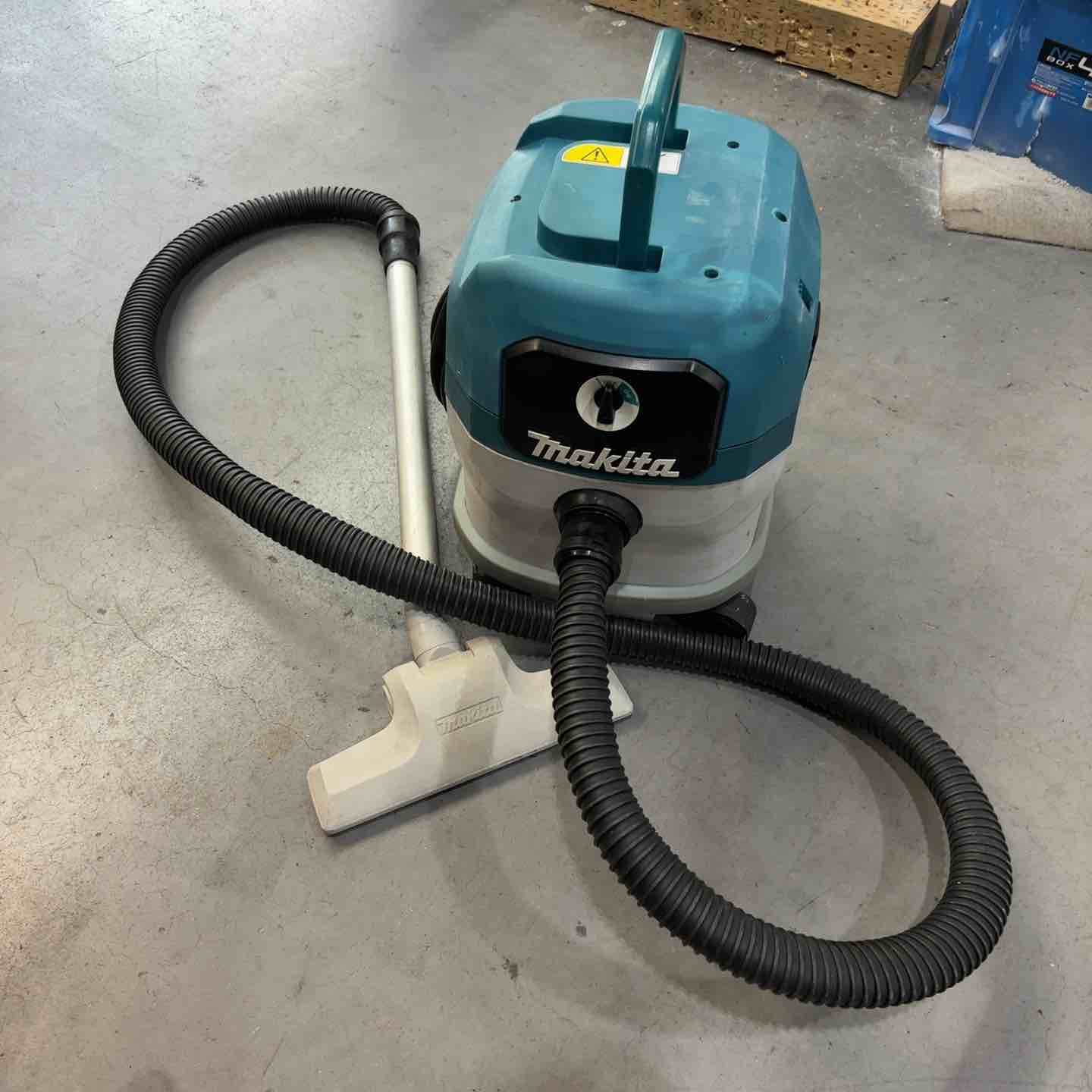 ☆マキタ(makita) 集じん機 乾湿両用 VC1500 ホース、ノズル付き【川口