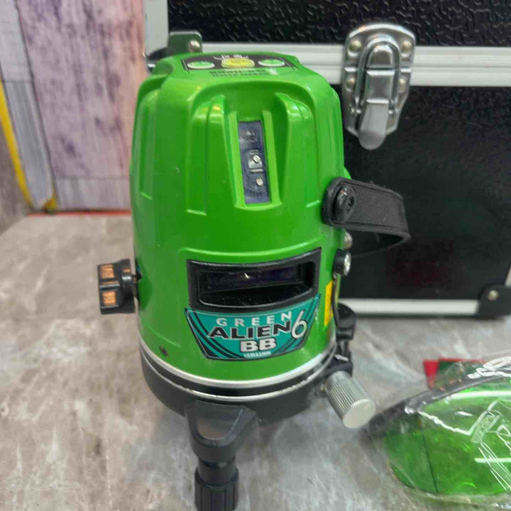 ◇山真製鋸 グリーンレーザー墨出器 GA-06BB 6ライン(4方向大矩照射) エイリアンBB 単3電池&AC電源の2電源方式【八潮店】