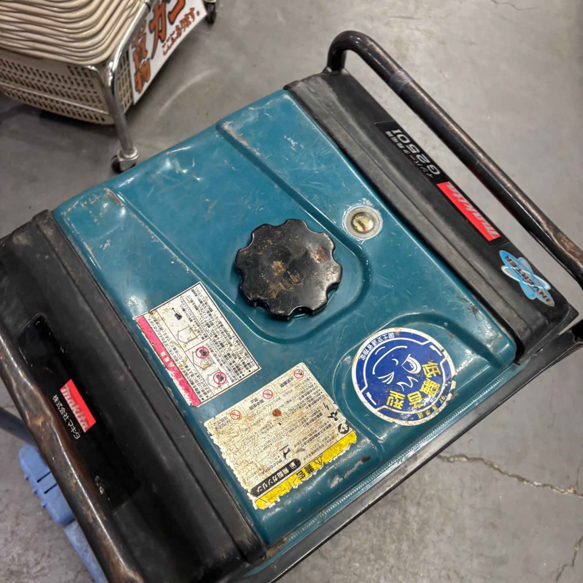 【中古】【動作OK】【店頭引取限定】makita マキタ インバータ発電機 G250i 88000円（税込） マキタ makita インバーター発電機 G250I 50/60Hz 2.5kVAの中古 中古B