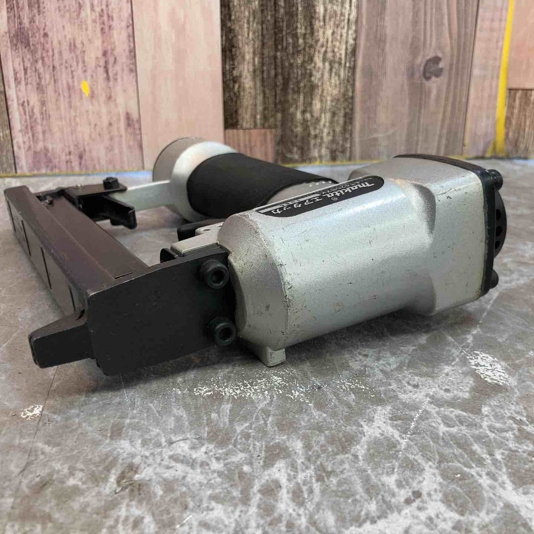 【中古品】★マキタ(makita) 4mm常圧エアタッカ AT425BZK【八潮店】