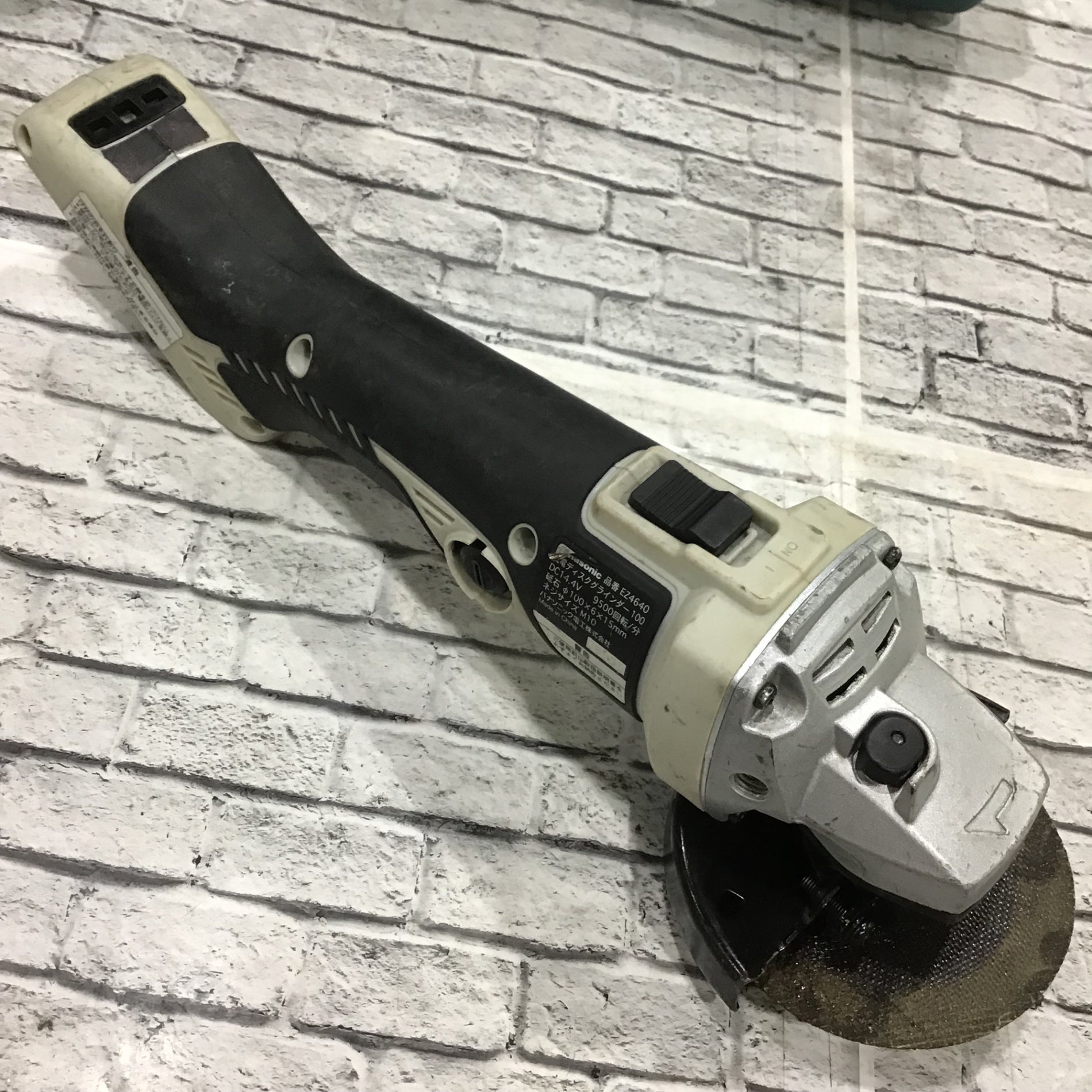パナソニック EZ4640 充電式ディスクグラインダー【リライズ野田愛宕店】【店頭取引限定】【中古】【管理番号：ITEDNNE2RH40】 Panasonic パナソニック 100㎜充電ディスクグラインダー EZ4640の中古