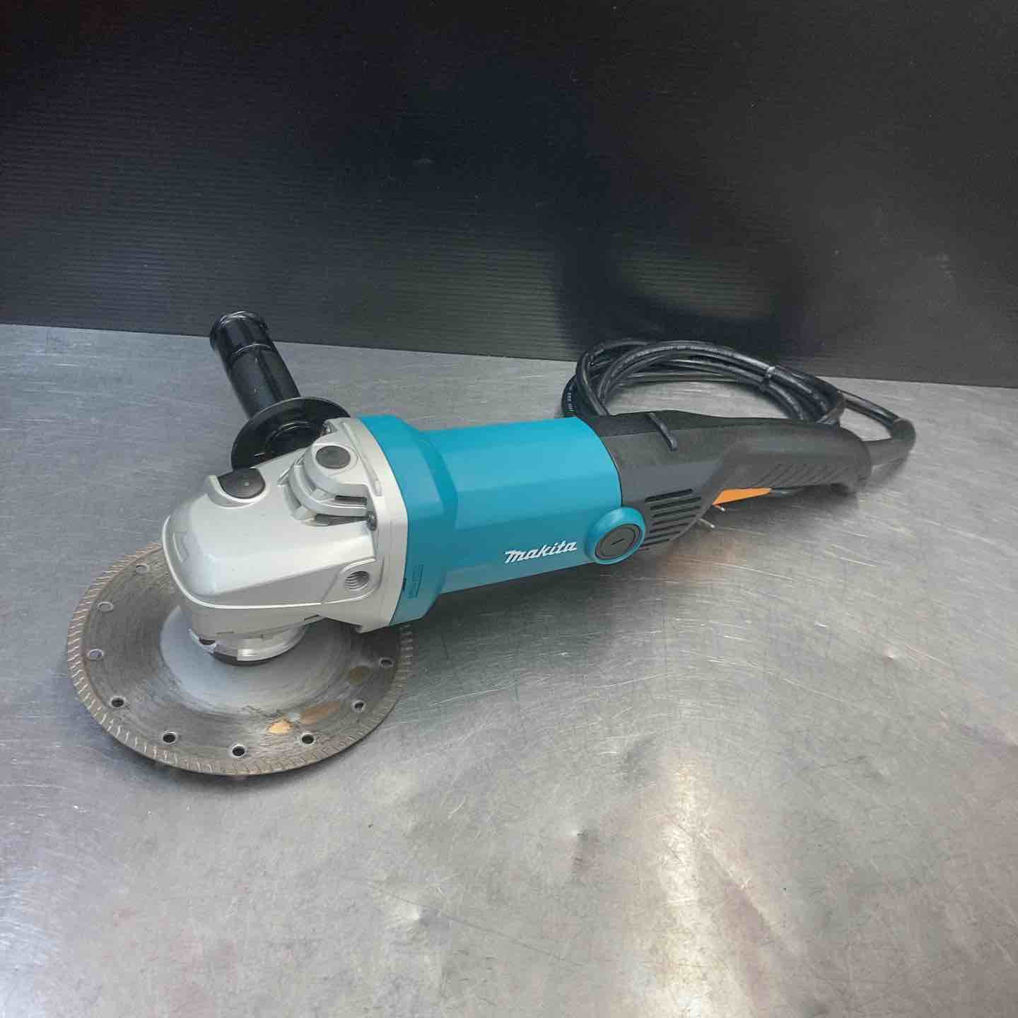 中古品】 マキタ(makita) 180mm電子ディスクグラインダ GA7011C 【東大