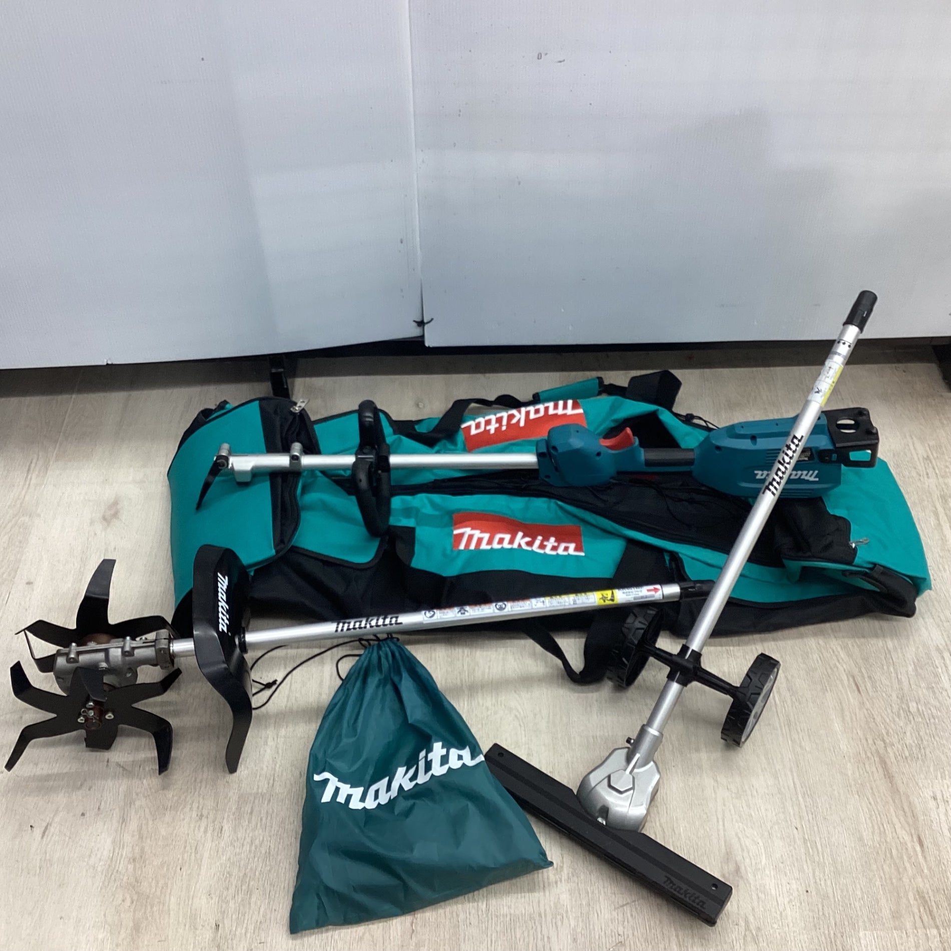 店頭受取り限定】〇マキタ(Makita) 充電式スプリットモータ 18V モータ部のみ アタッチメント・バッテリ・充電器別売 MUX18D –  アクトツールオンラインショップ