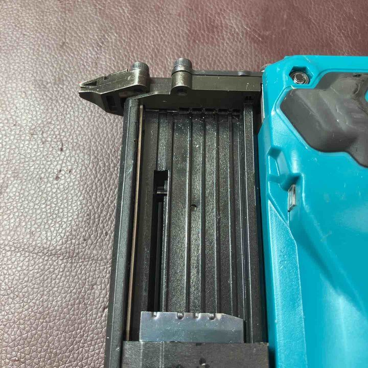 【中古品】 マキタ(makita) 18V コードレス35mm面木釘打ち機 FN350DZ バッテリー1個付属 充電式 【東大和店】