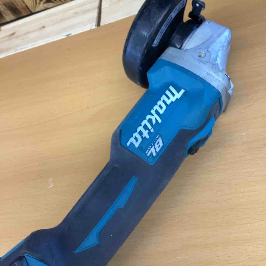 マキタ(makita) 100mmコードレスディスクグラインダ GA412DZ DIY 鉄筋アングル材 仕上げ 磨き 建築 石材加工 コンクリート ブロック レンガ タイル 研磨 ガラス 断面磨き 【越谷店】