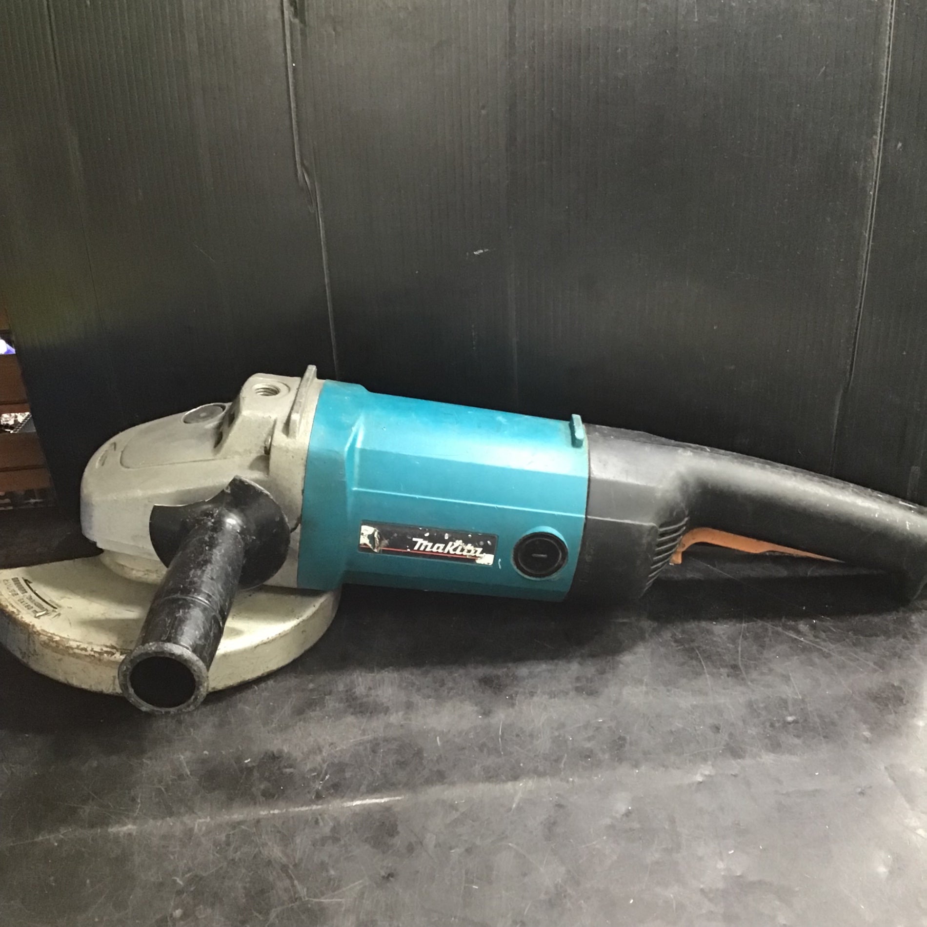 〇マキタ(makita) 180mmディスクグラインダー 9047L【草加店】