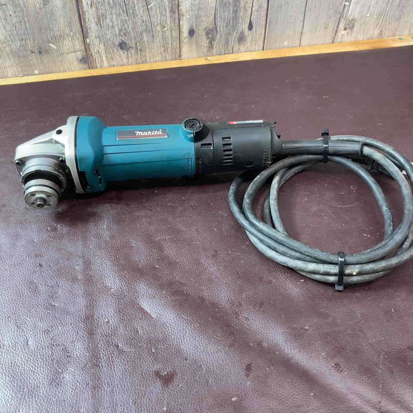 中古品マキタ(makita) ディスクグラインダ 低速高トルク ブレーキ付 中古品マキタ(makita) ディスクグラインダ 低速高トルク ブレーキ付