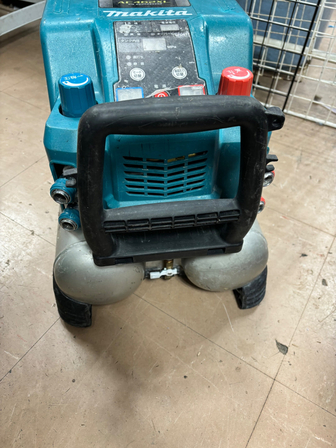 【店頭受取り限定】★マキタ(makita) 常圧高圧エアコンプレッサー AC462XL【草加店】