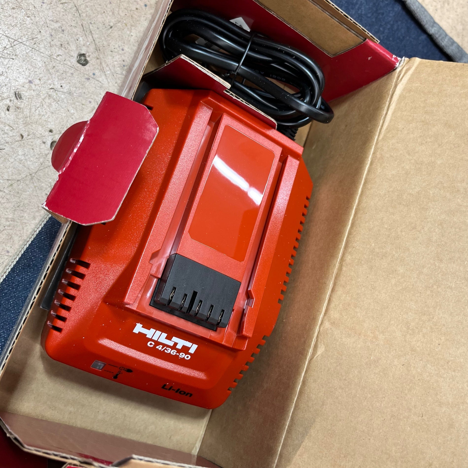【未使用(店頭展示品)】☆ヒルティ(HILTI) コードレスコンクリートネイラー BX3-ME-22(BX3 22)【東大和店】 未使用(店頭展示品)】☆ヒルティ(HILTI) コードレスコンクリート