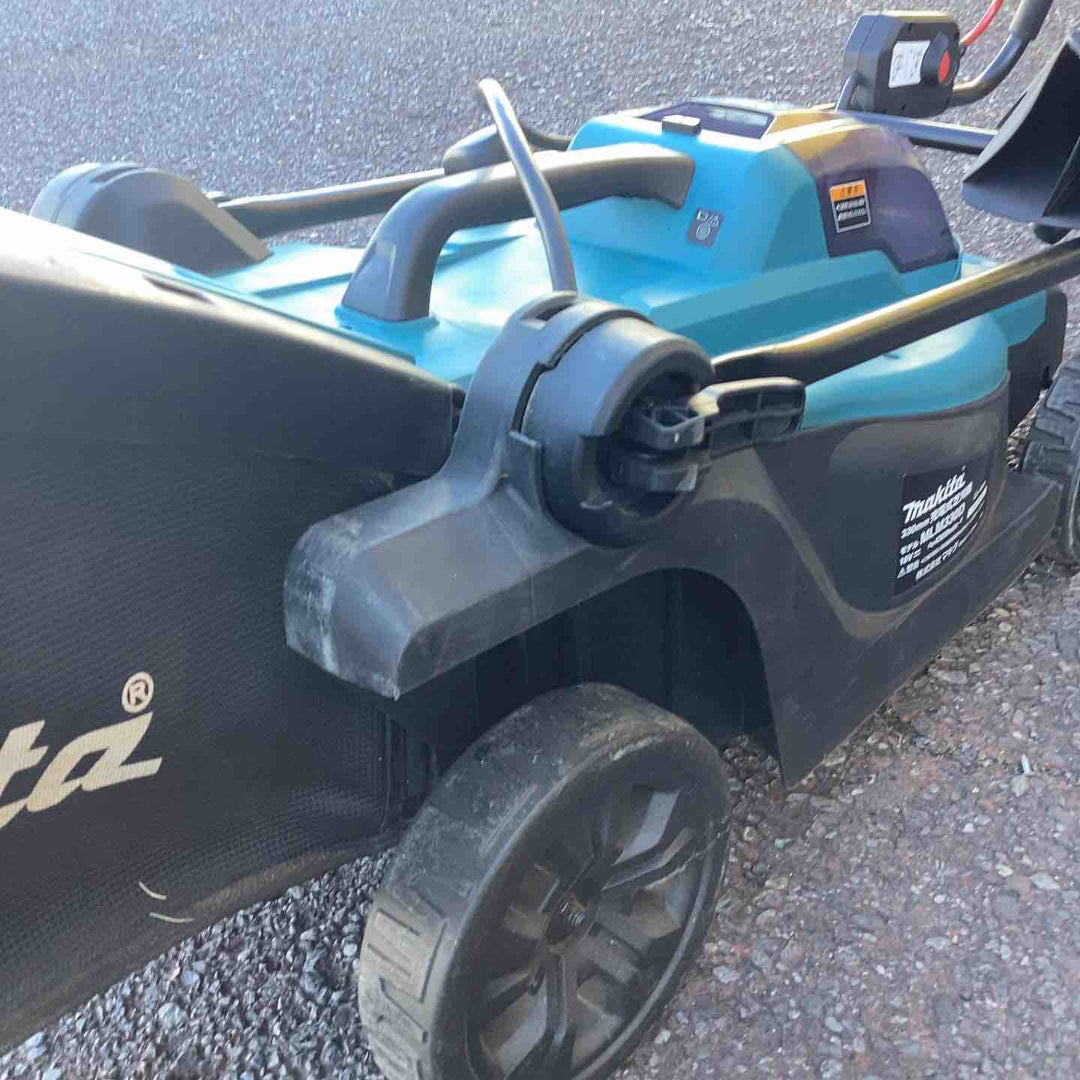 【店頭受取り限定】マキタ(Makita) 330ミリ充電式芝刈機 18V バッテリ、充電器別売 MLM330DZ 青【越谷店】