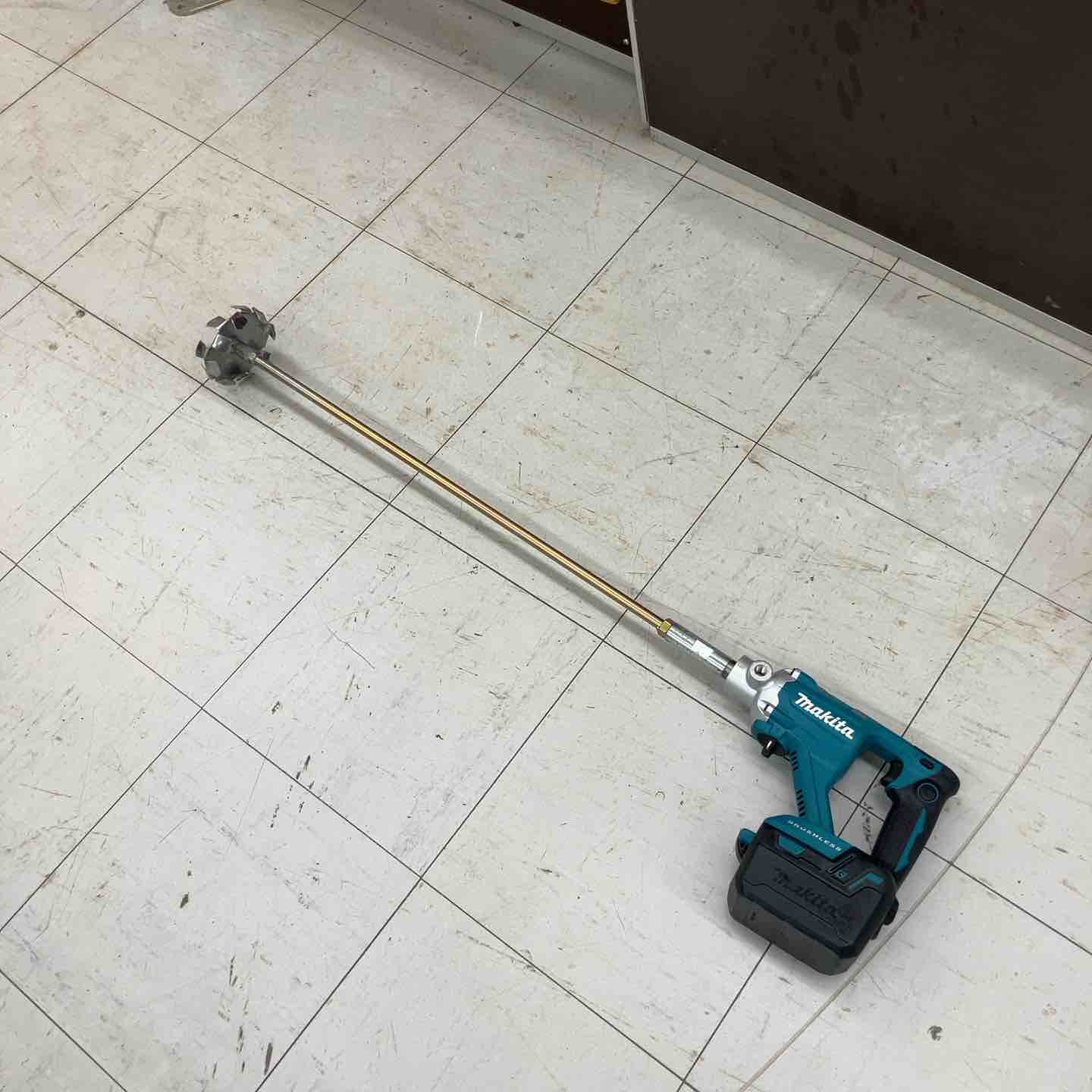 ★マキタ(makita) コードレスかくはん機 UT130DZ【鴻巣店】 ☆マキタ(makita) コードレスかくはん機 UT130DZ【鴻巣店】 – アクト