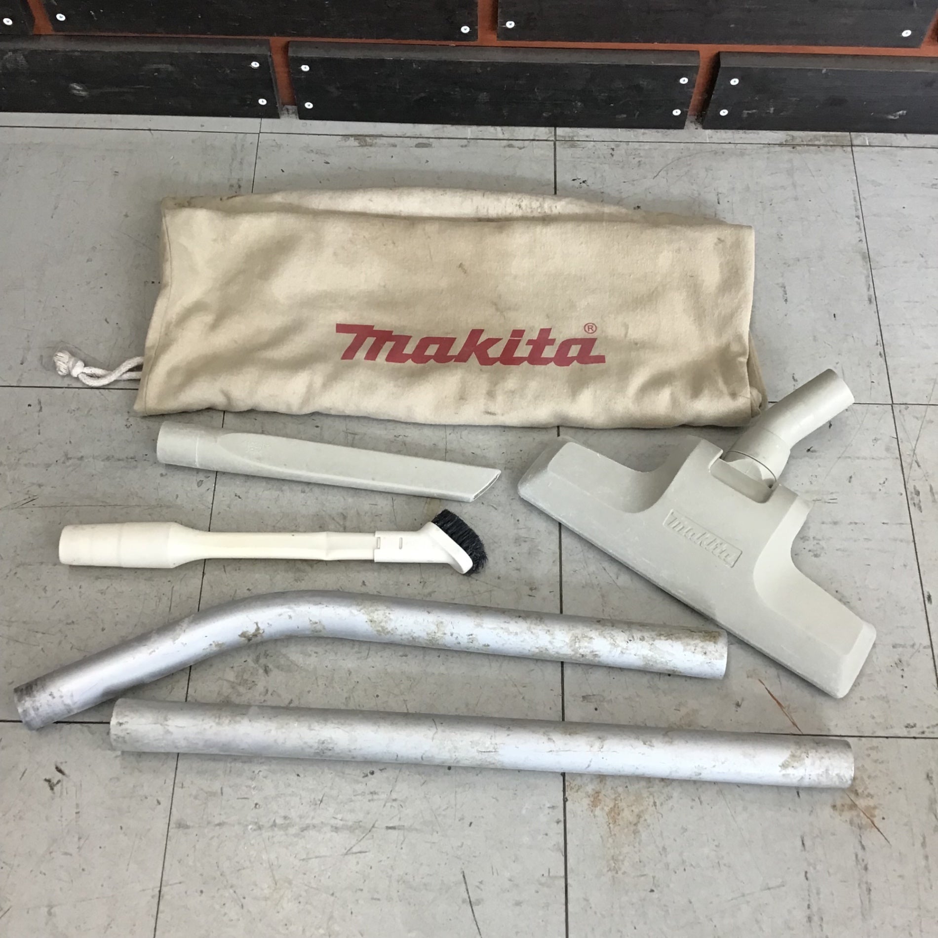 マキタ　粉じん専用集じん機　484（P)【中古品】 中古品】マキタ/makita 集じん機 乾式 484(P) 【鴻巣店】 – アクト