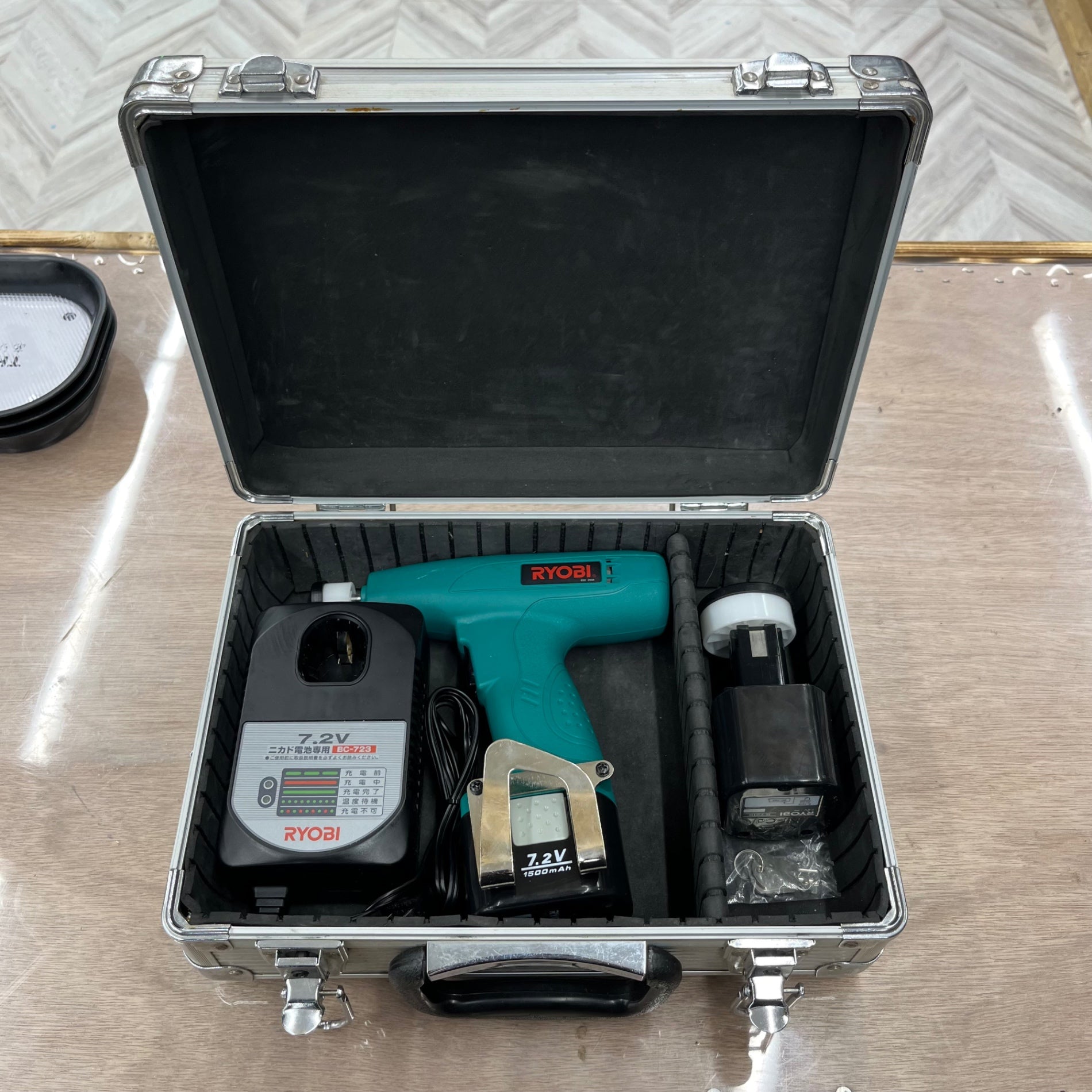 ♭【中古品】リョービ BTP-722 充電式タイルパッチ【熊本けやき通り店】【中古】 リョービ(RYOBI) タイルパッチ BTP-722 充電式 7.2V 電池パック 【越谷
