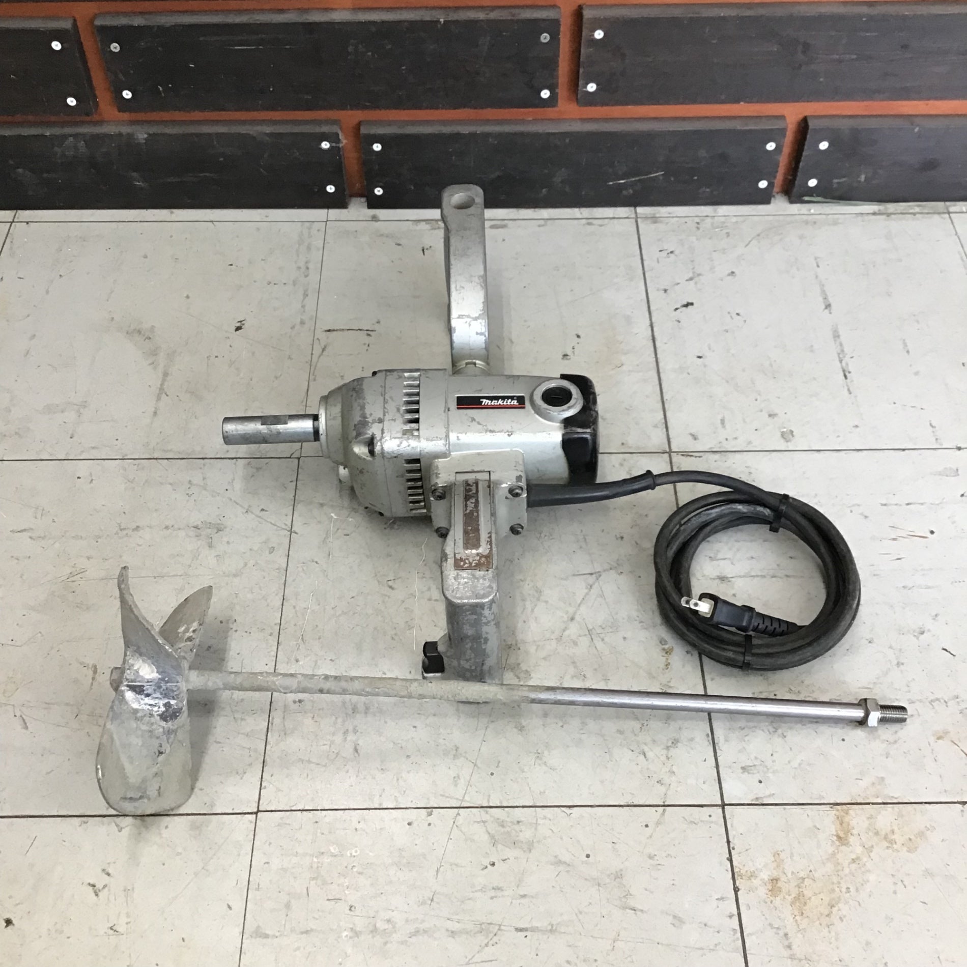 マキタ UT2400 かくはん機【野田愛宕店】【店頭取引限定】【中古】管理番号：ITFYM2818GO6 マキタ（makita） カクハン機 UT2400 : ヒラキショウジ - 通販 - Yahoo
