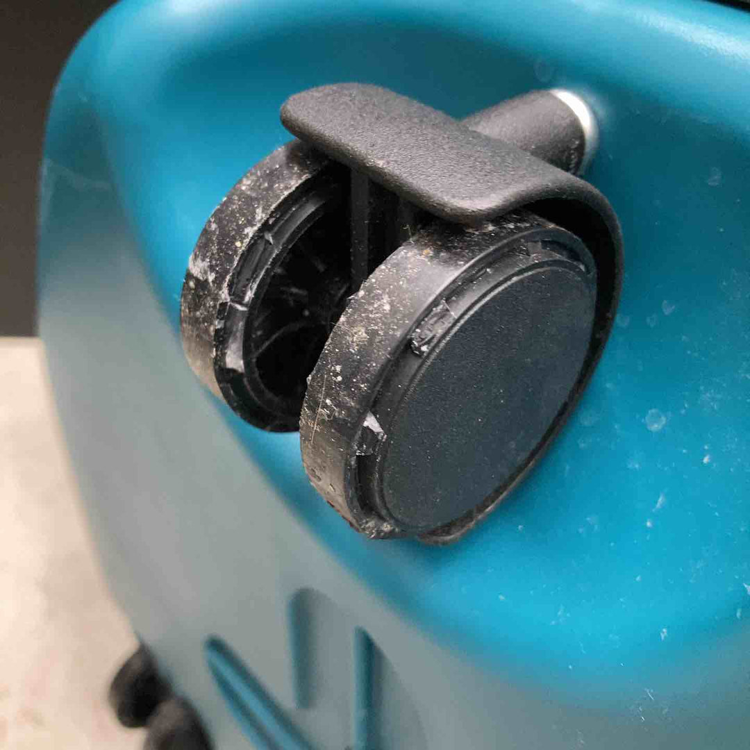 ◇マキタ(makita) 乾式 集じん機 472(P)本体のみ キャスター外層脱落あり、キャスター自体は動きます【戸田店】