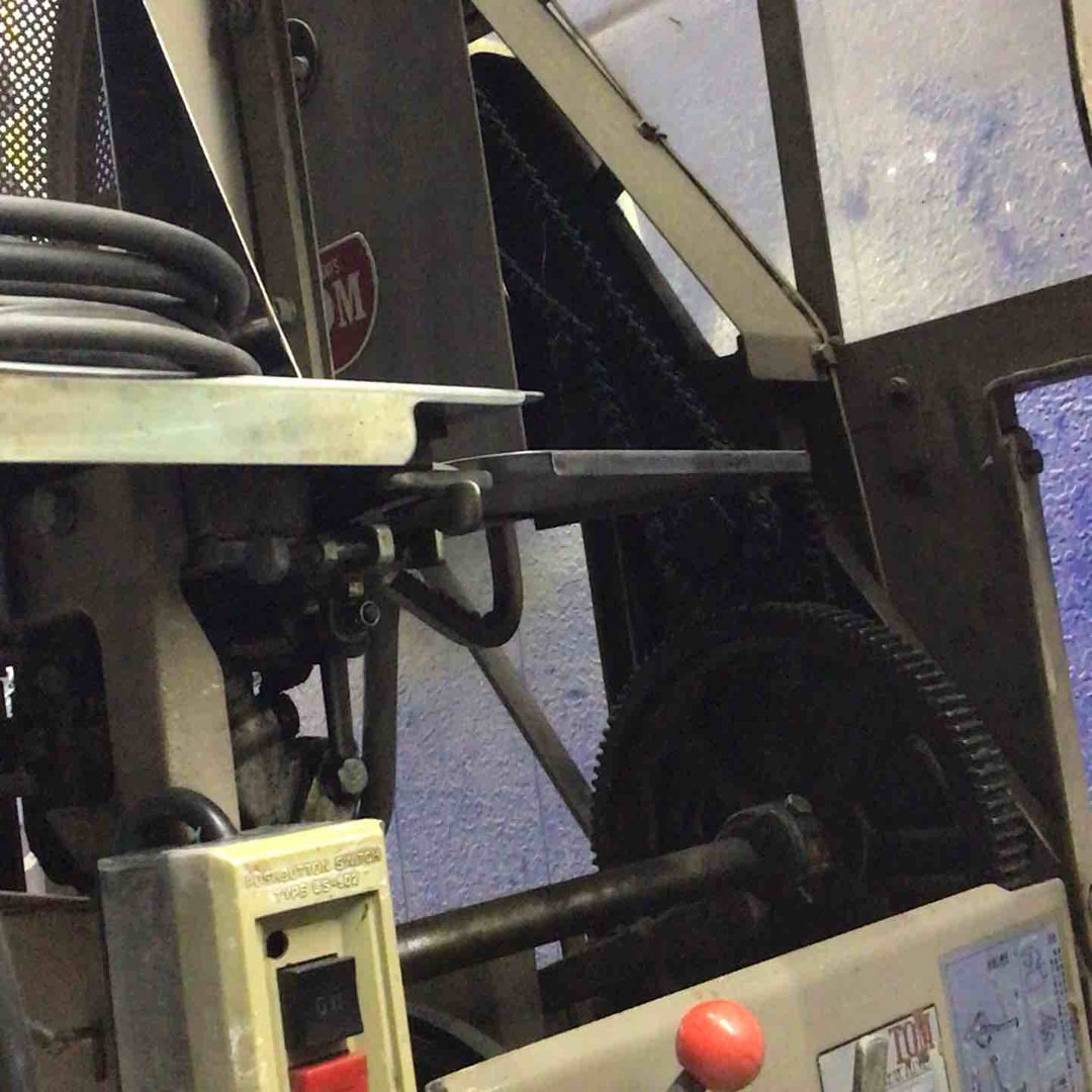 【中古品／店頭受取り限定】山田機械 TOM　自動紐掛機 T-60型【八潮店】