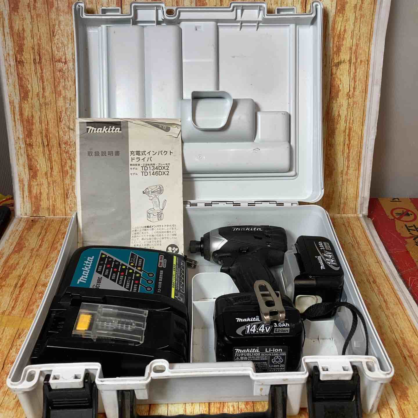 マキタ makita インパクトドライバー TD134DX2B | マキタ(Makita) TD134DX2W 充電式インパクトドライバ(白)14.4