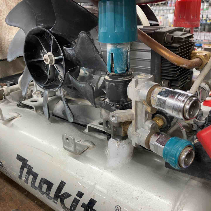 【ジャンク/格安出品】マキタ(makita) 高圧・常圧エアコンプレッサー AC462XLR ※起動OK、内部からエア漏れ有【八潮店】