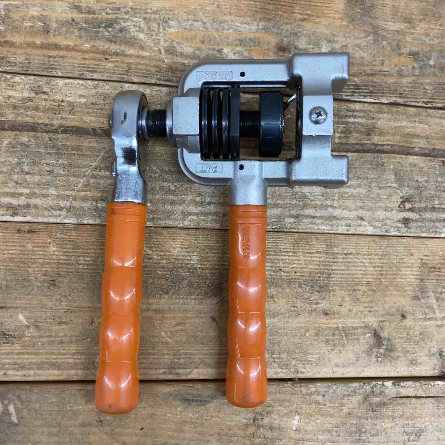 中古品】 因幡電工 ロングフレキツバ出し機 (BOX付) ツバ出し