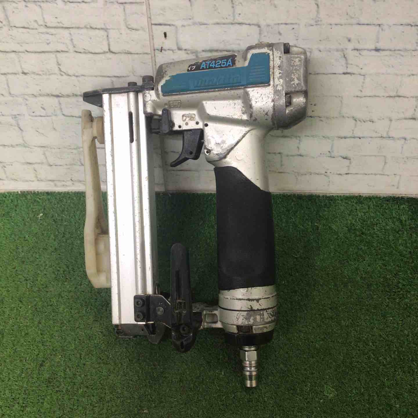 新作入荷，得価】 マキタ エアータッカ AT425A ケース付 大工道具 ○動作品