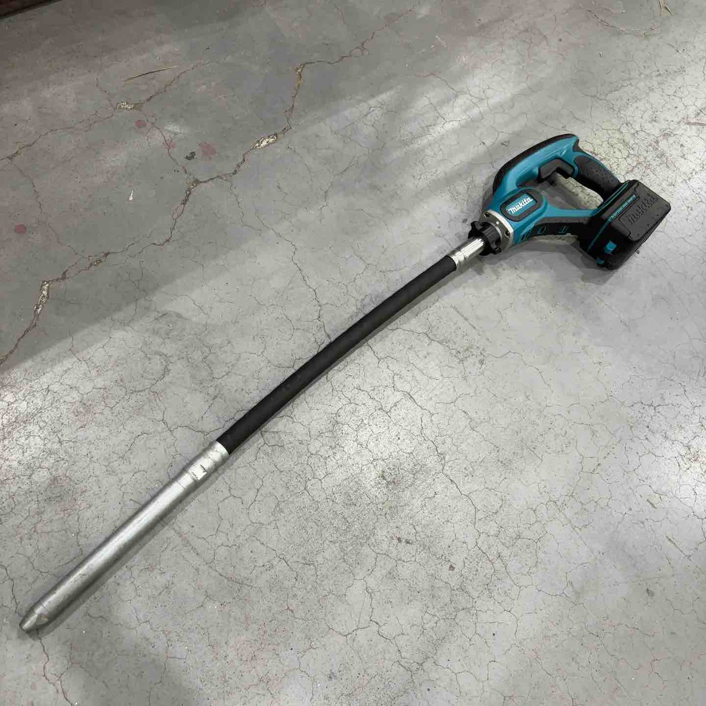 マキタ VR3206 コンクリートバイブレーター 本体のみ【市川行徳店】【店頭取引限定】【中古】管理番号：ITYBXUDJT6YK 店頭受取り限定】40V マキタ(makita) コンクリートバイブレーター